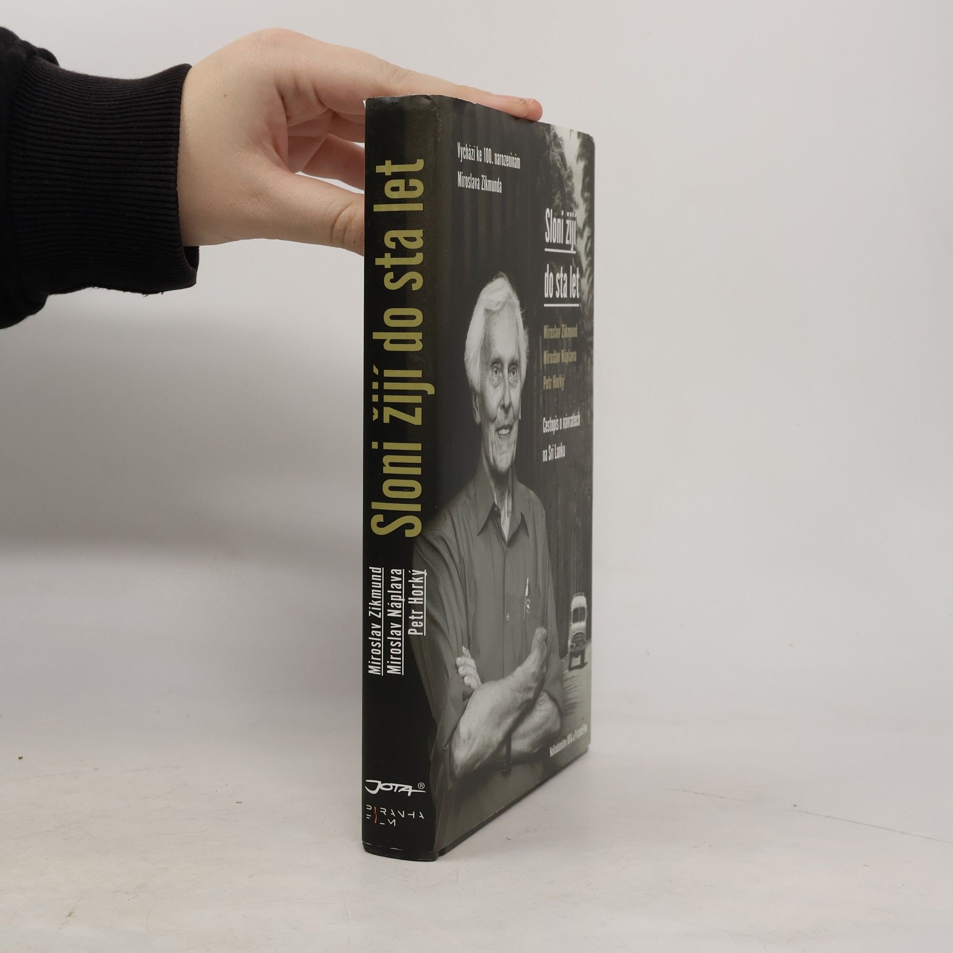 Sloni žijí do sta let