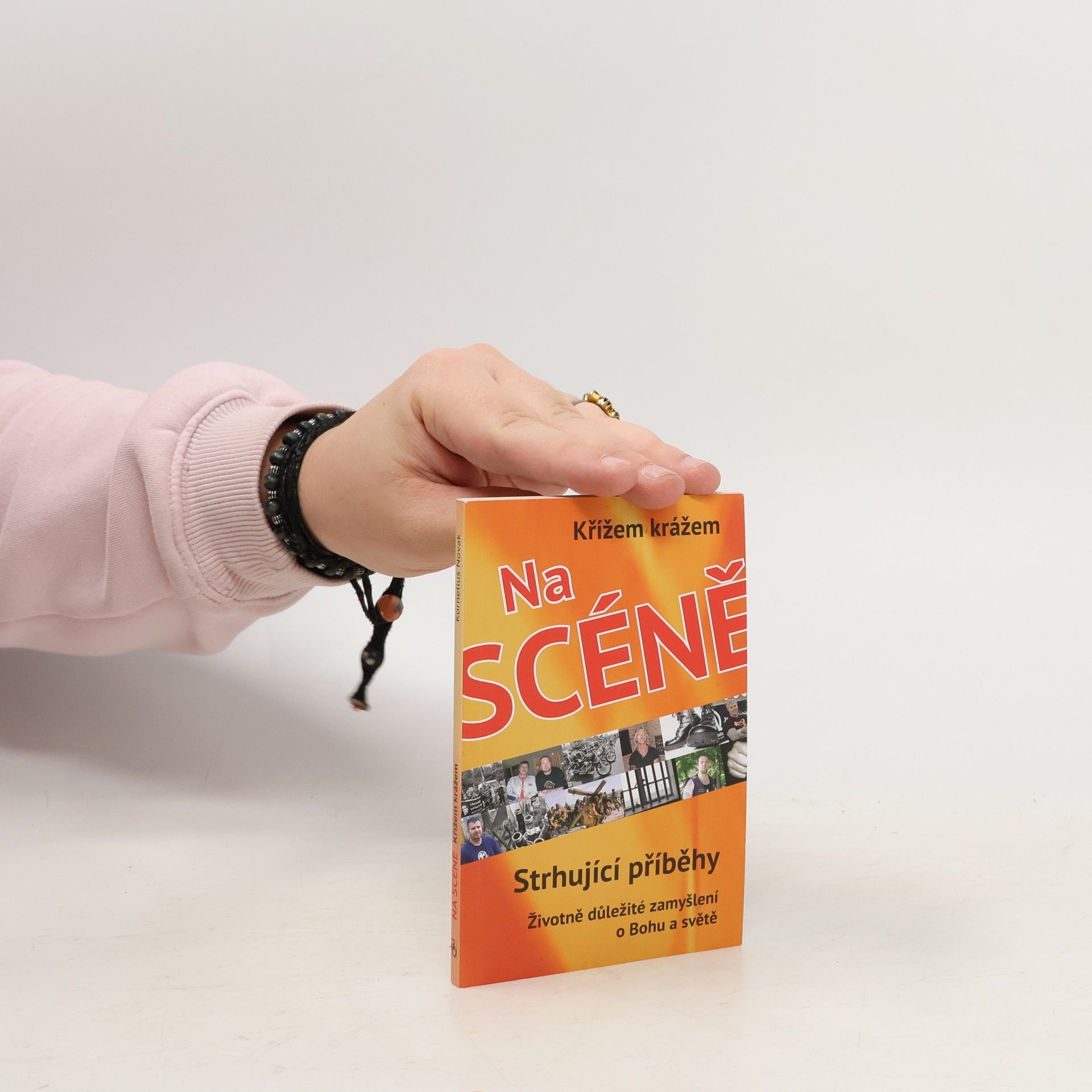 Kornelius Novak Křížem krážem na scéně