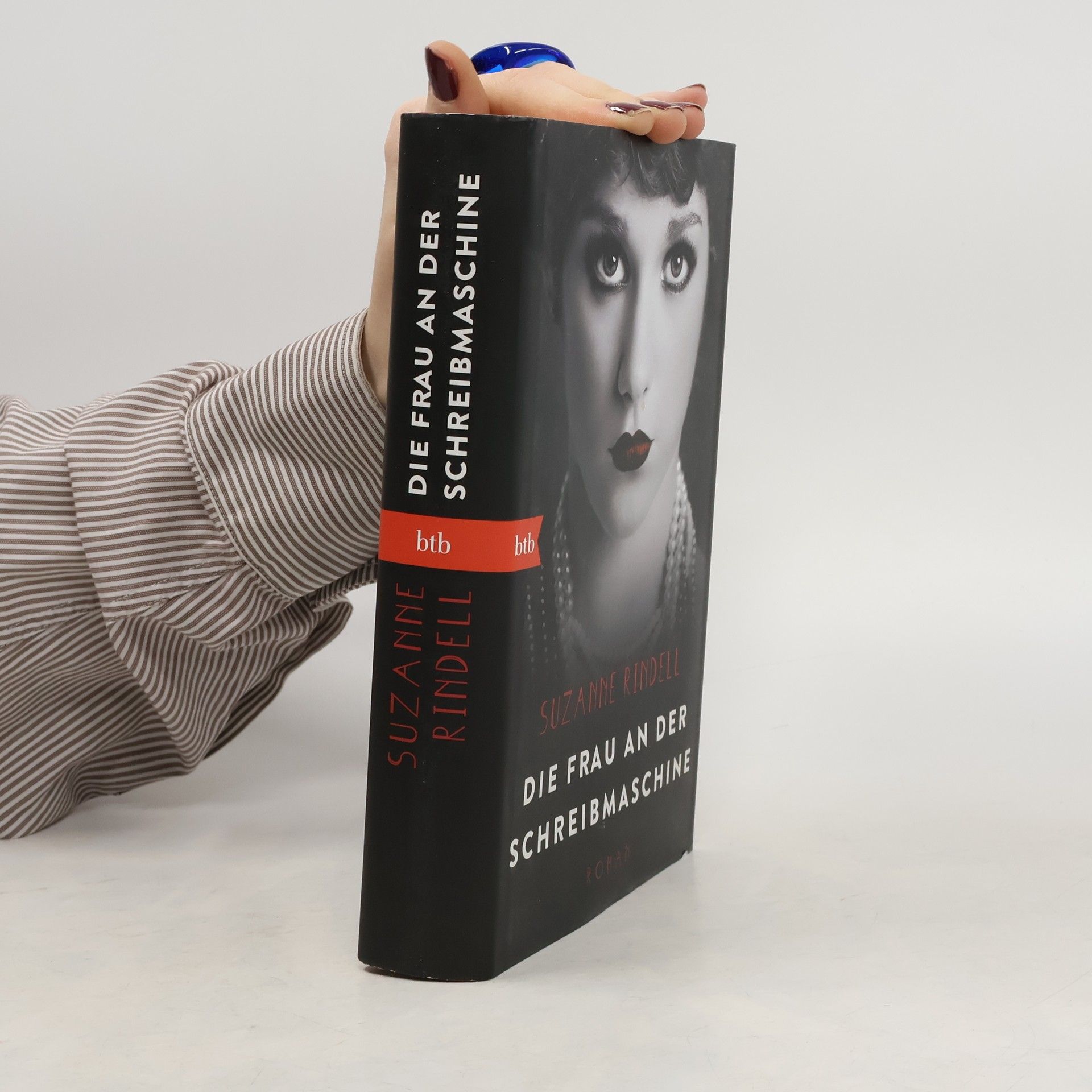 Die Frau an der Schreibmaschine