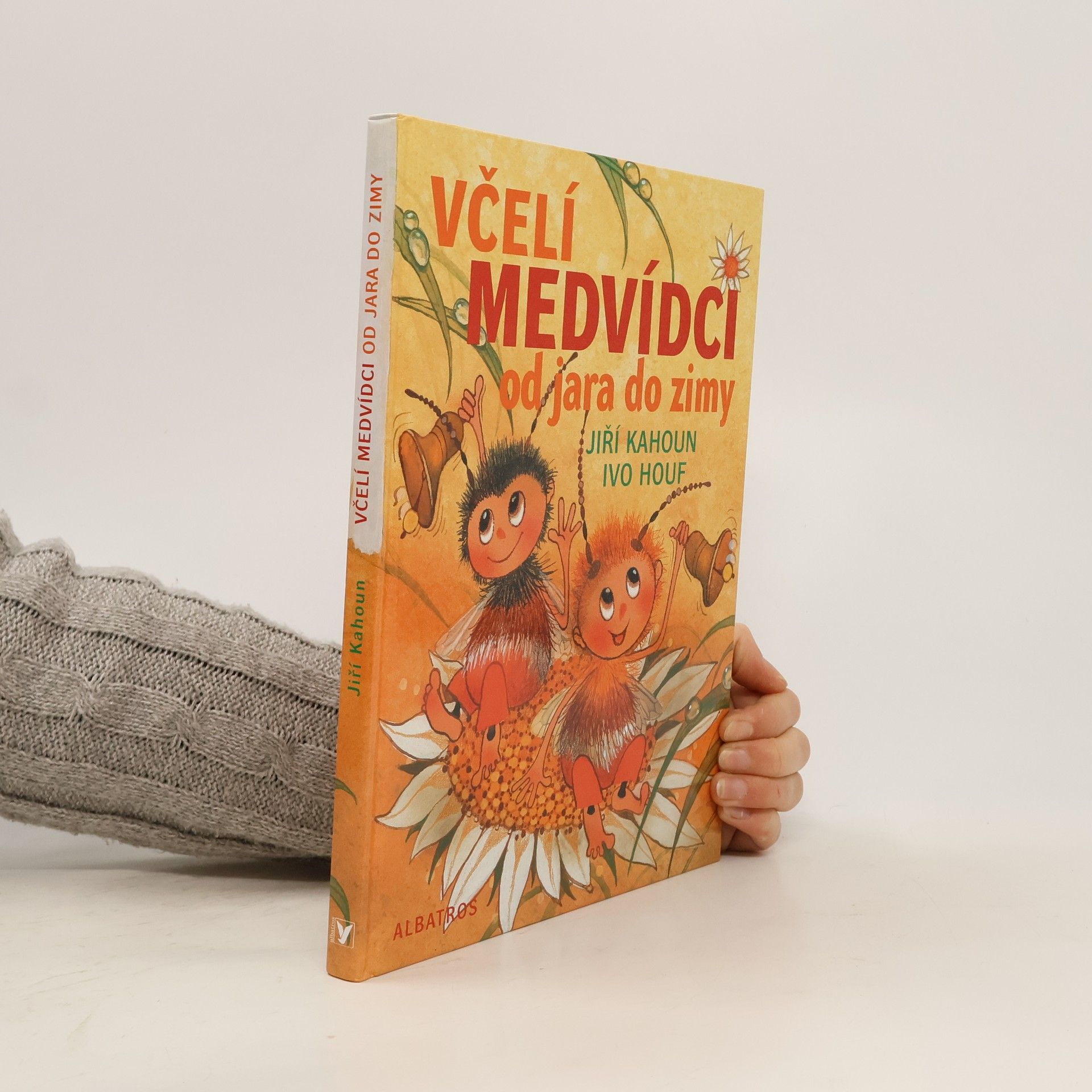 Včelí medvídci od jara do zimy