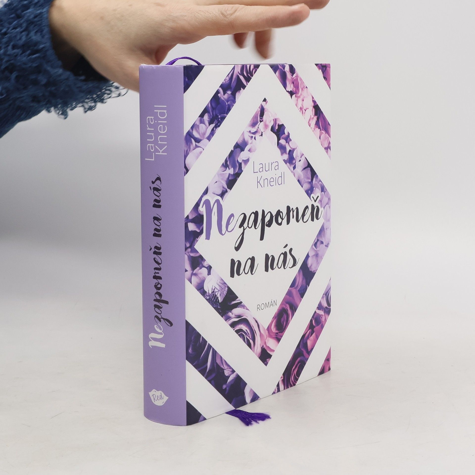 Laura Kneidl Nezapomeň na nás