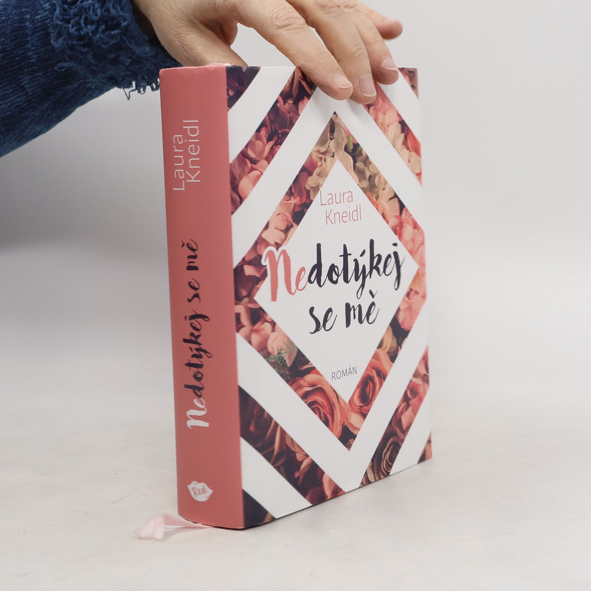 Laura Kneidl Nedotýkej se mě