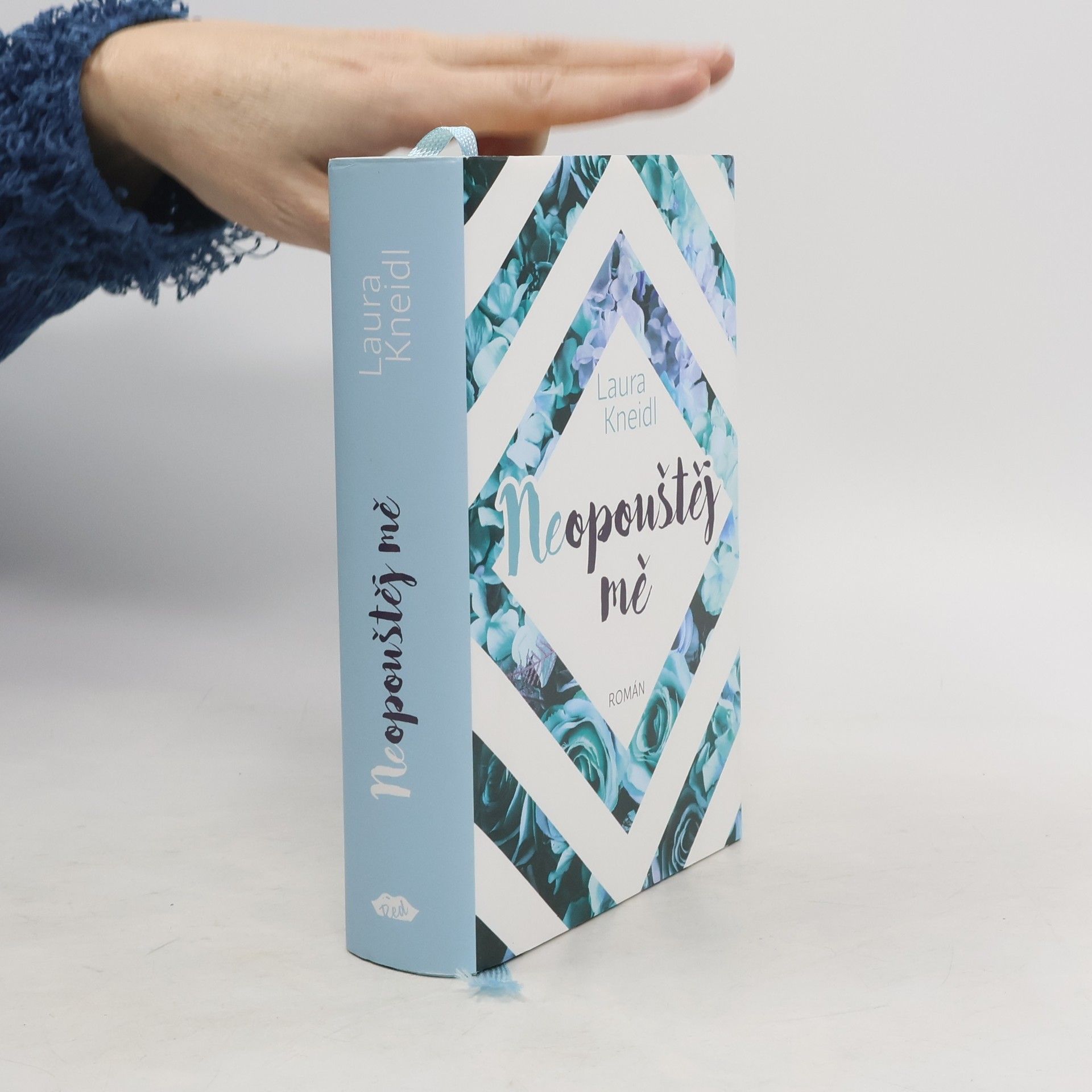 Laura Kneidl Neopouštěj mě