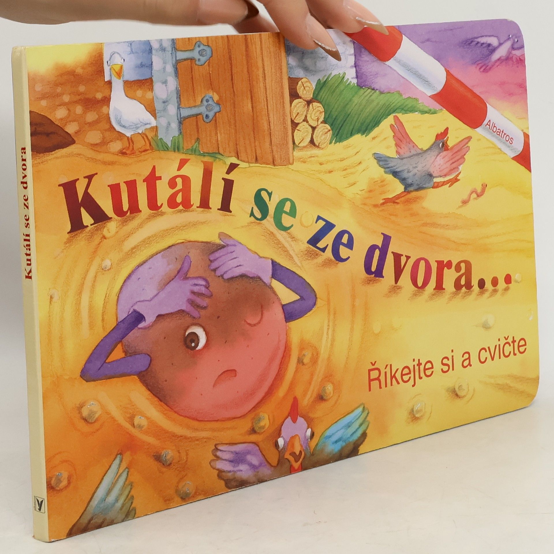 Kutálí se ze dvora