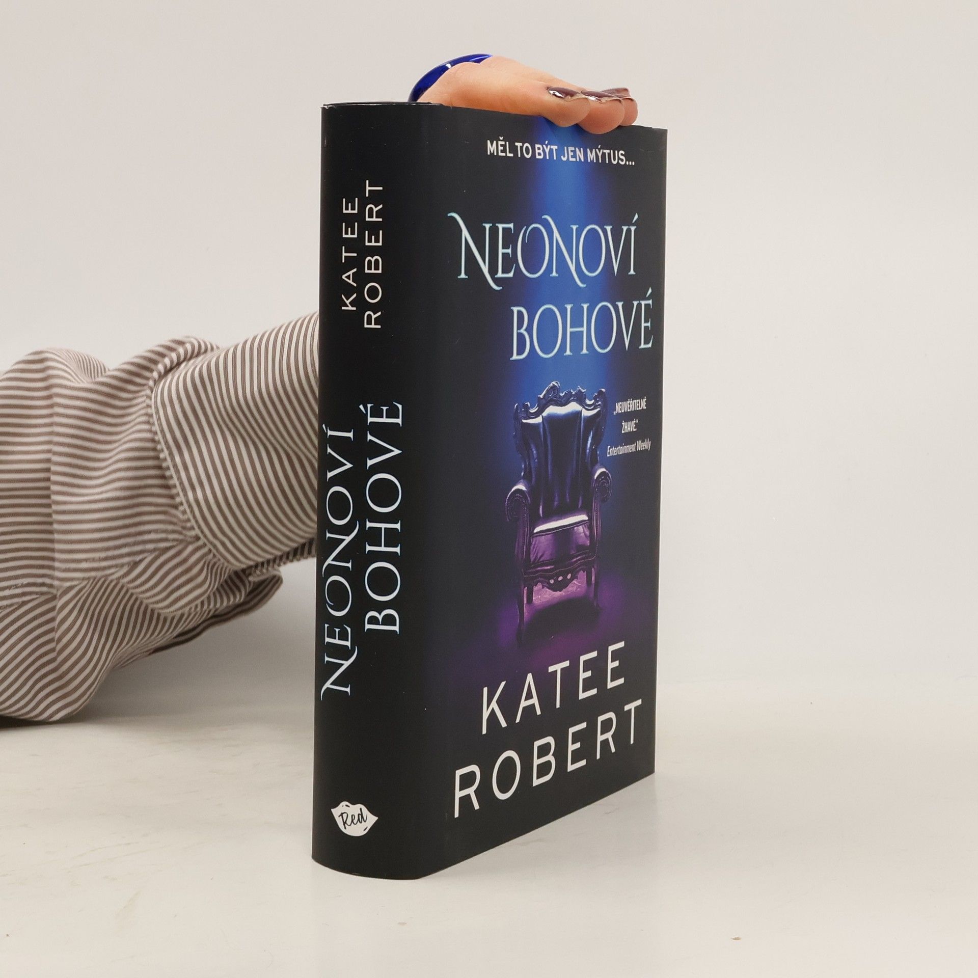 Katee Robert Neonoví bohové