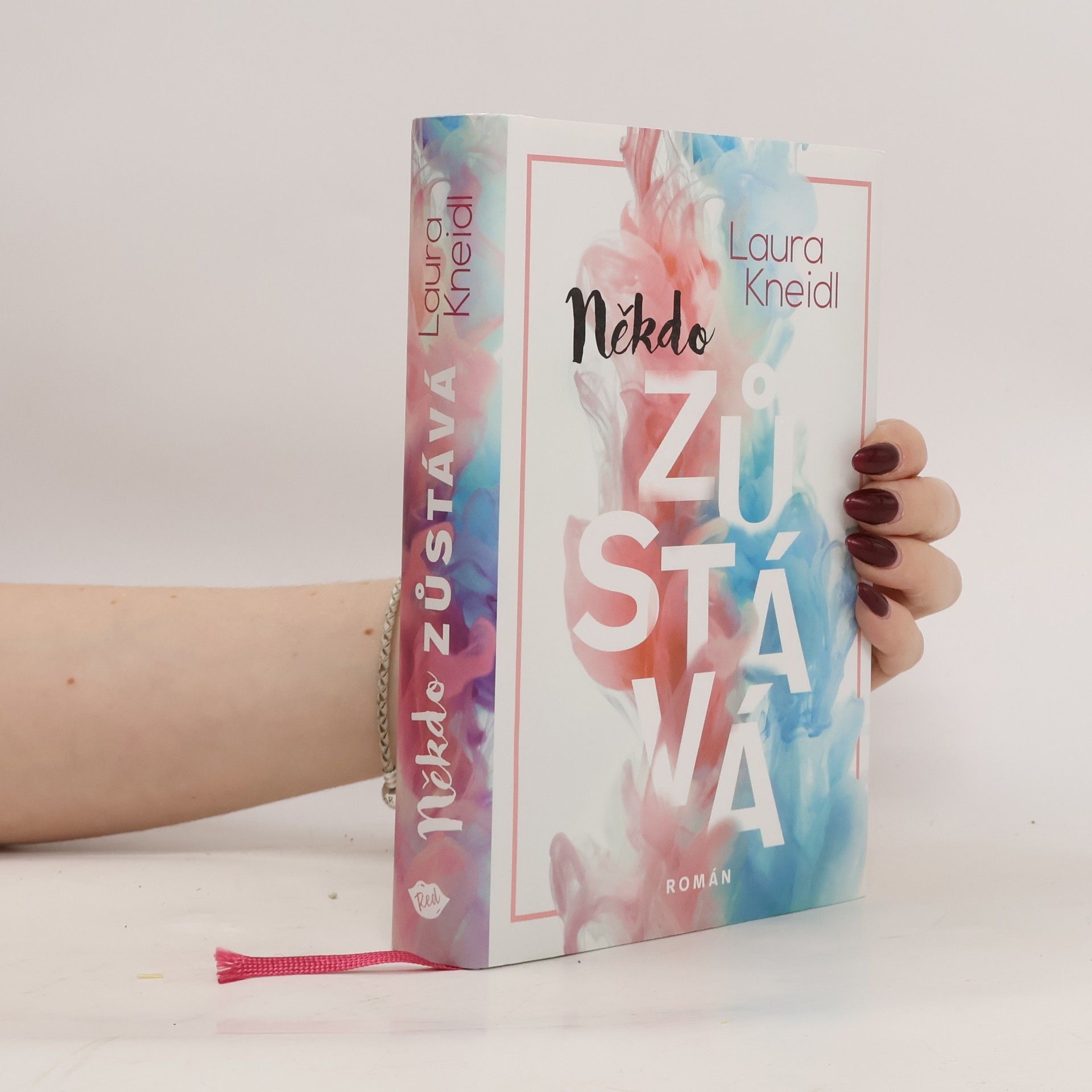 Laura Kneidl Někdo zůstává