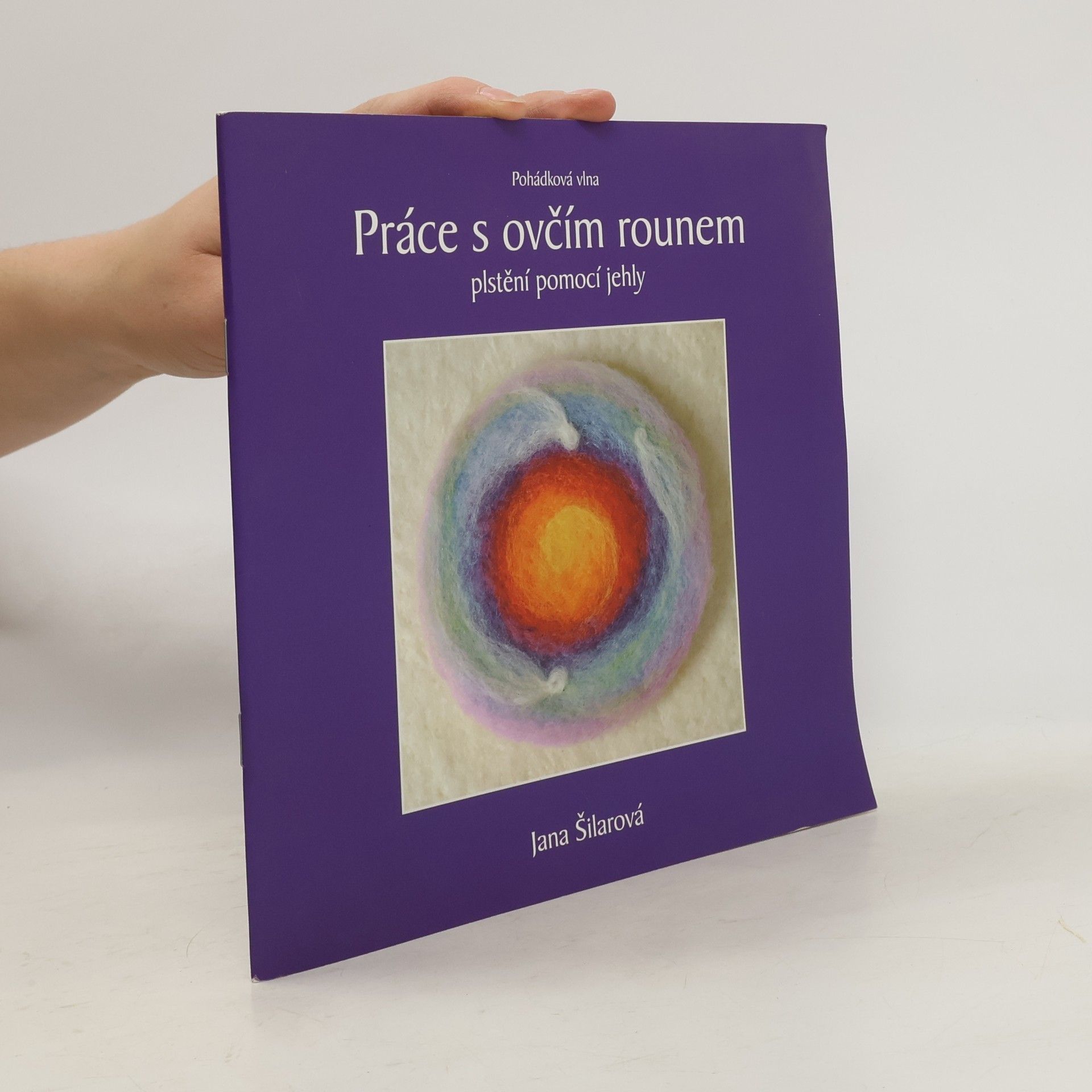 Práce s ovčím rounem. Plstění pomocí jehly