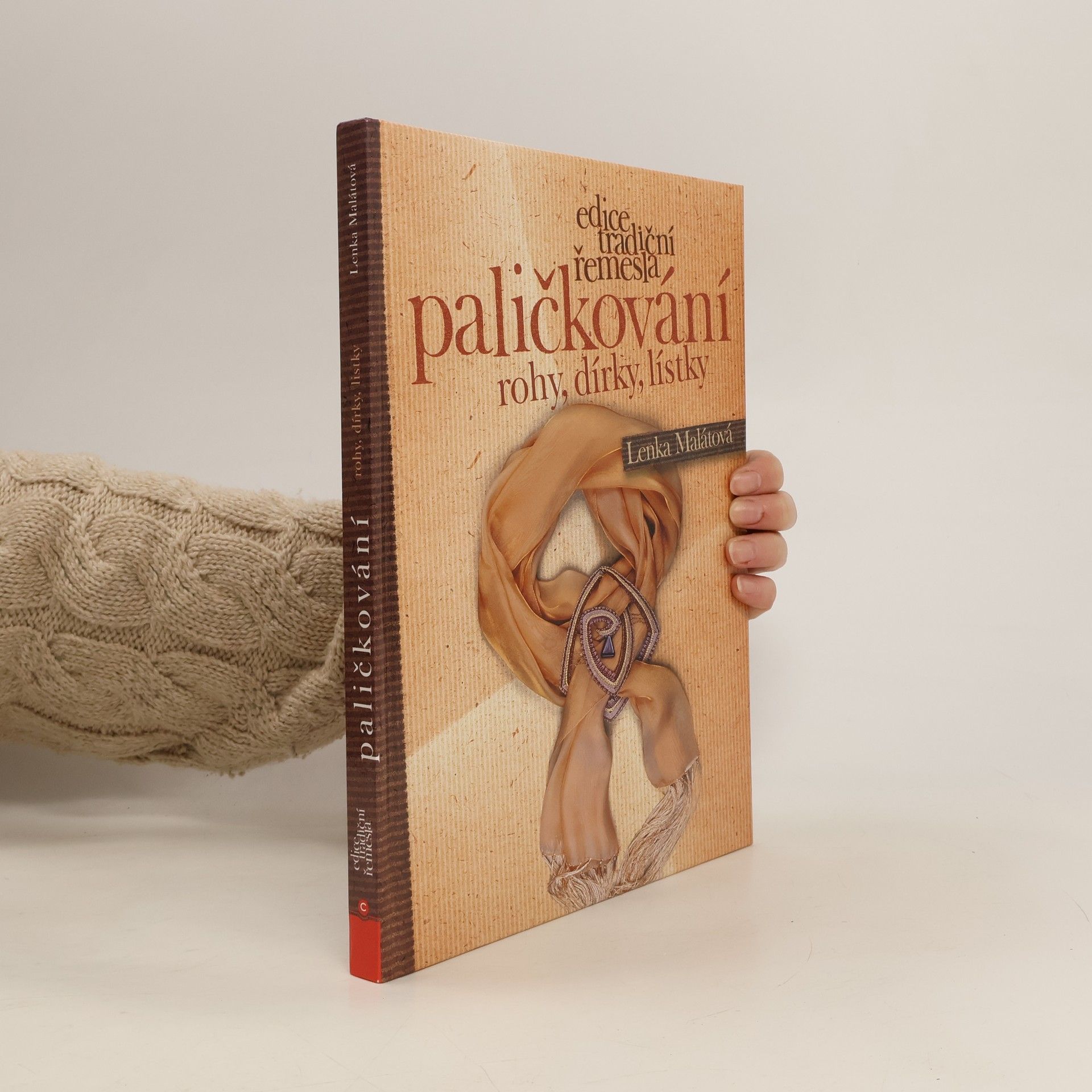 Lenka Malátová Paličkování. Rohy, dírky, lístky