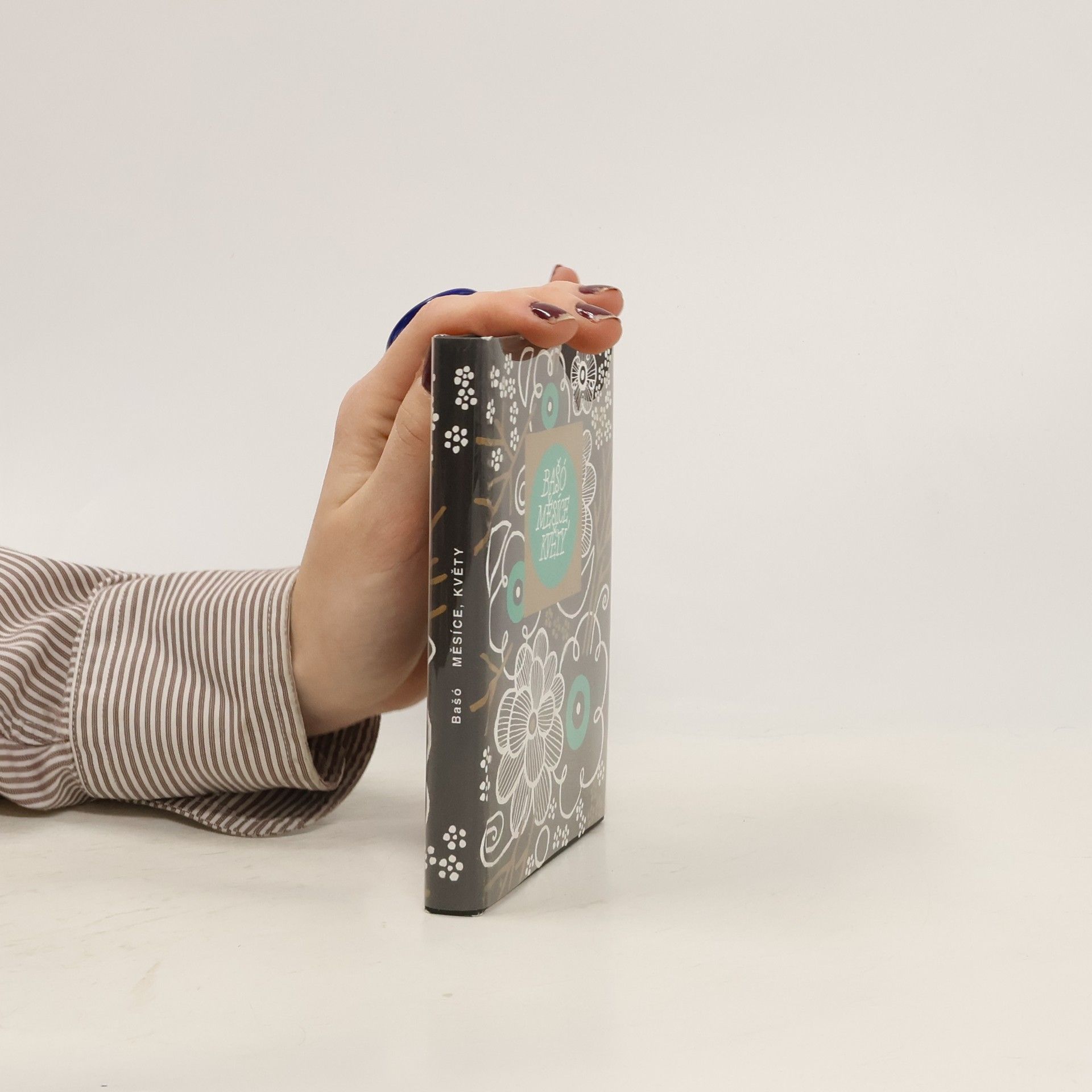 Měsíce, květy: Výbor z básní haiku