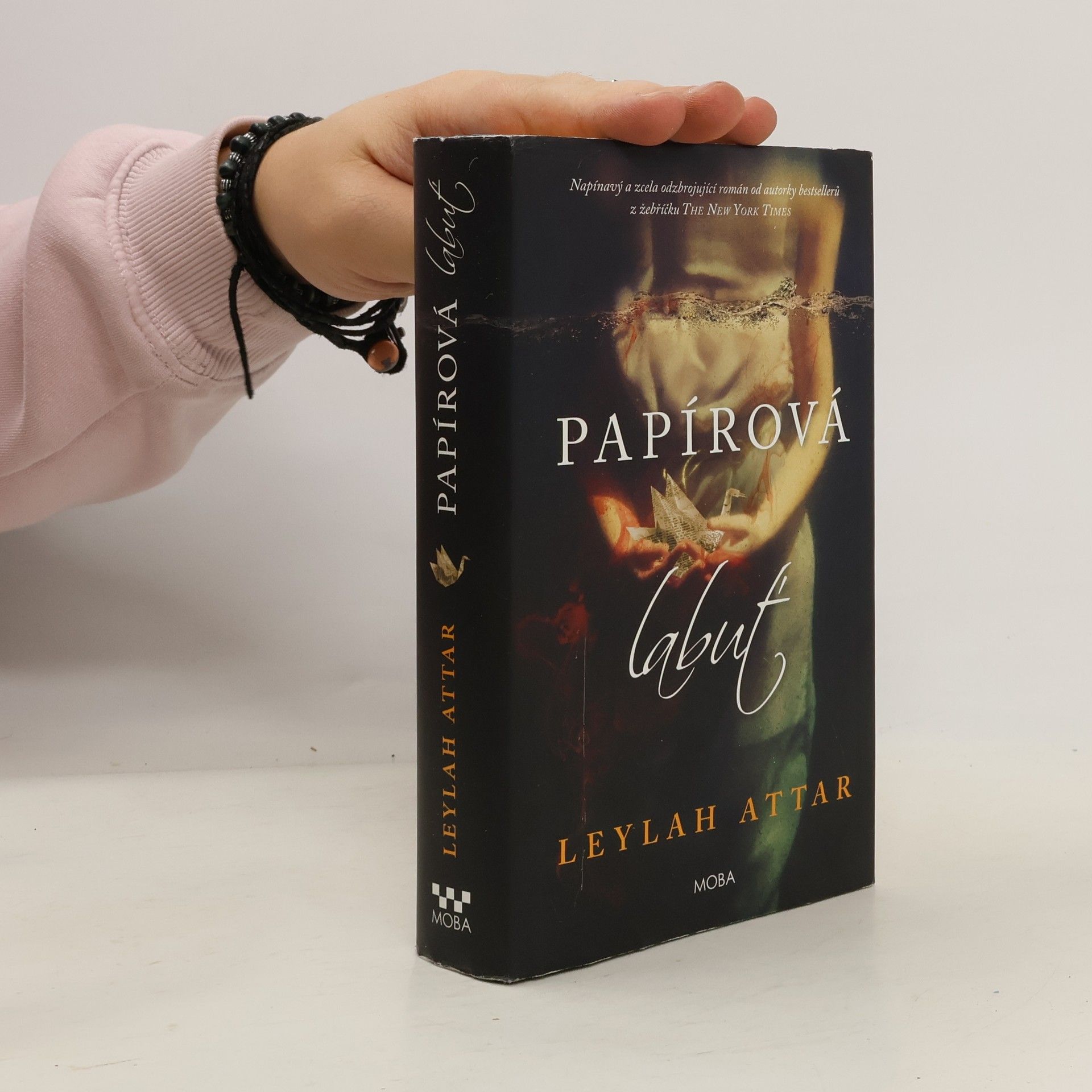 Leylah Attar Papírová labuť