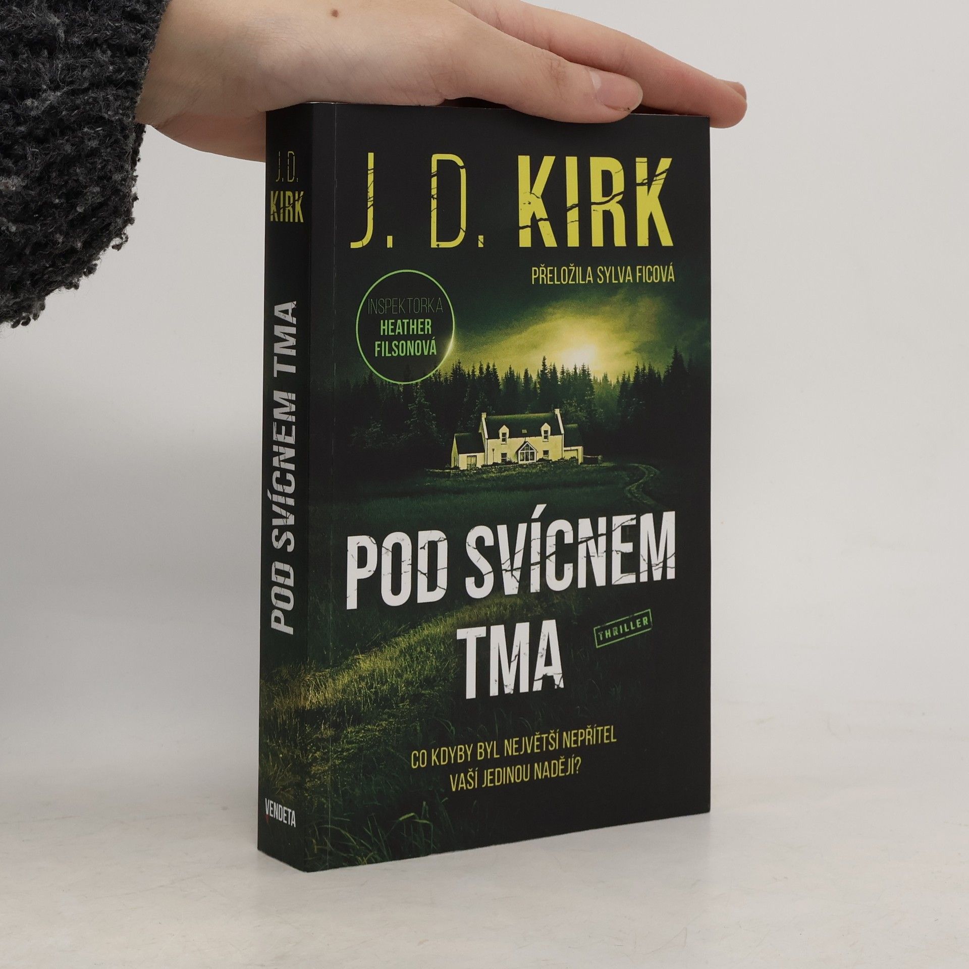 Pod svícnem tma
