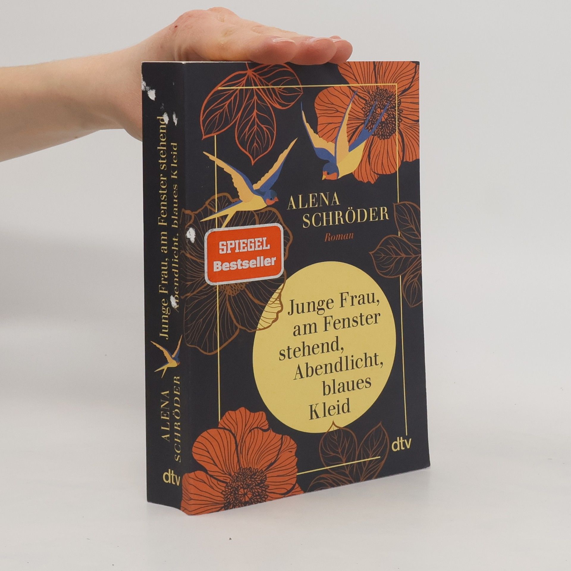 Junge Frau, am Fenster, stehend, Abendlicht, blaues Kleid