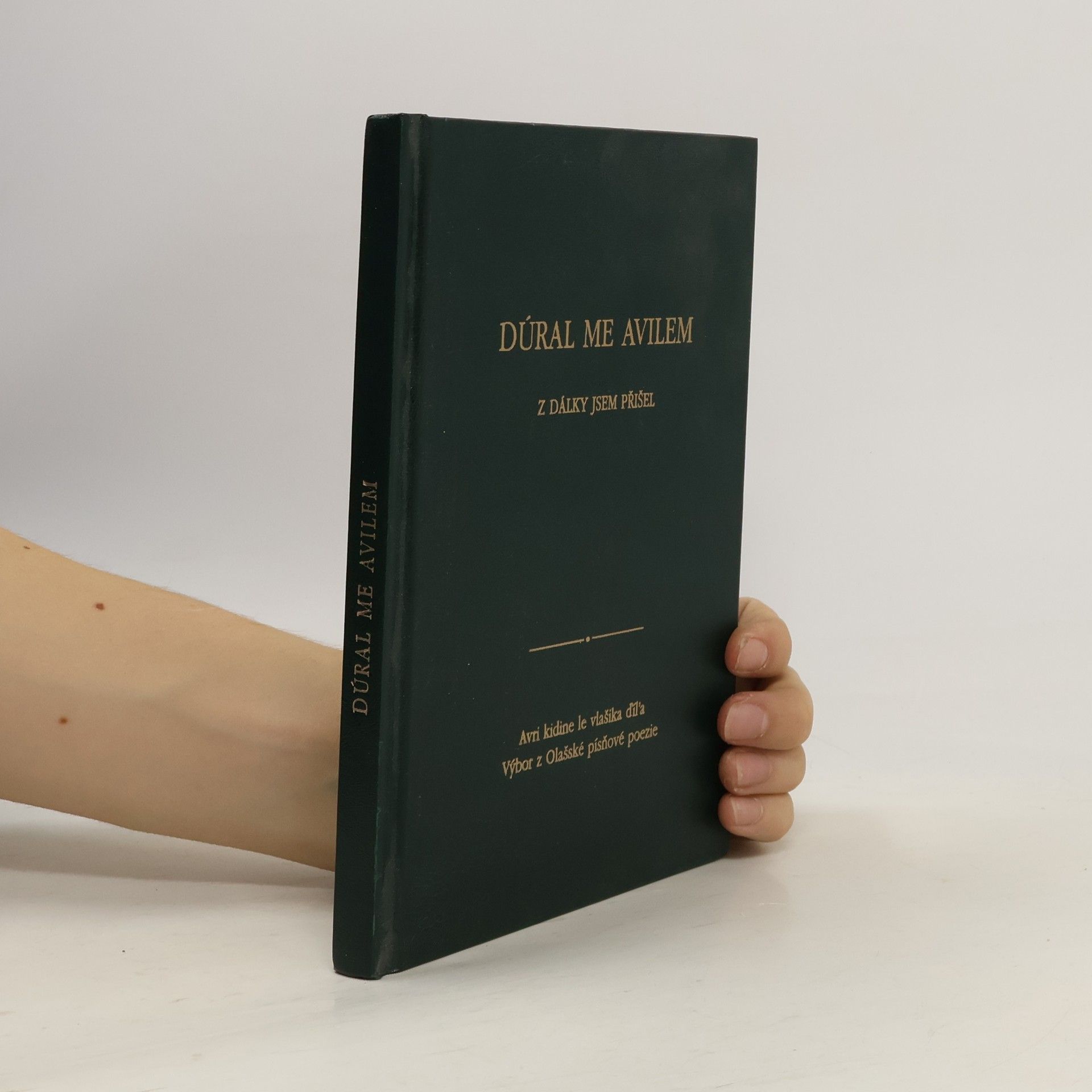 Dúral me avilem = Z dálky jsem přišel