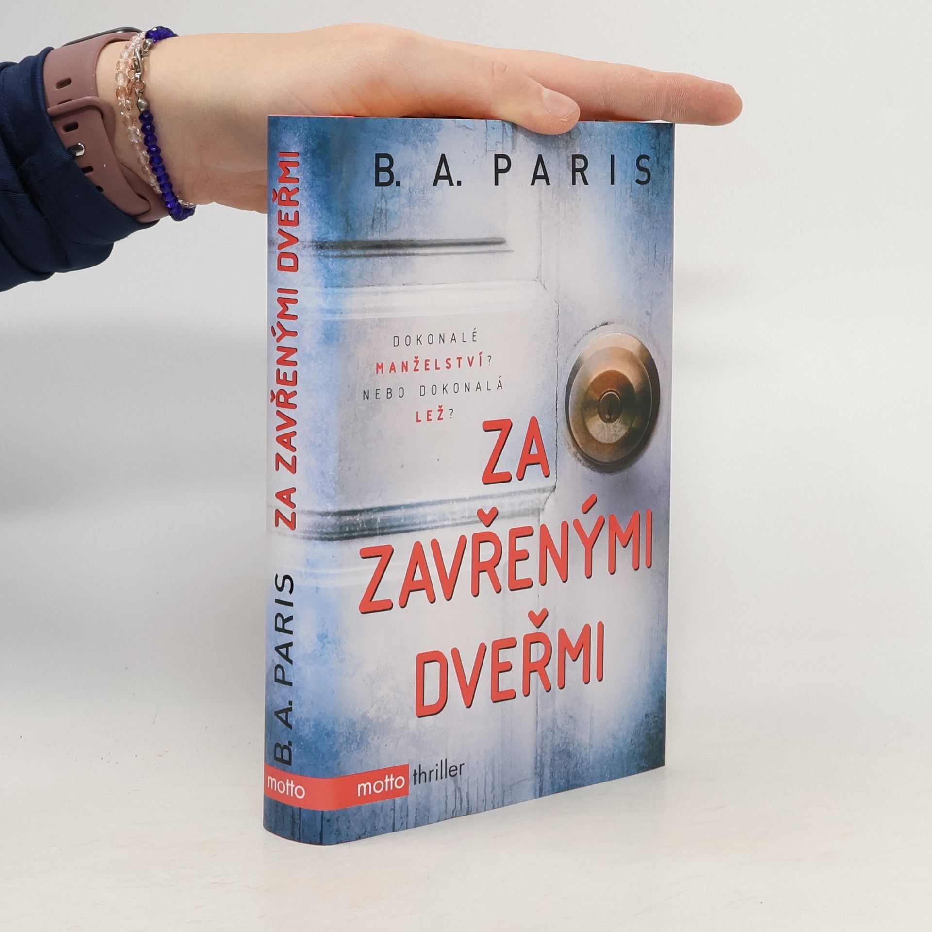 B. A. Paris Za zavřenými dveřmi