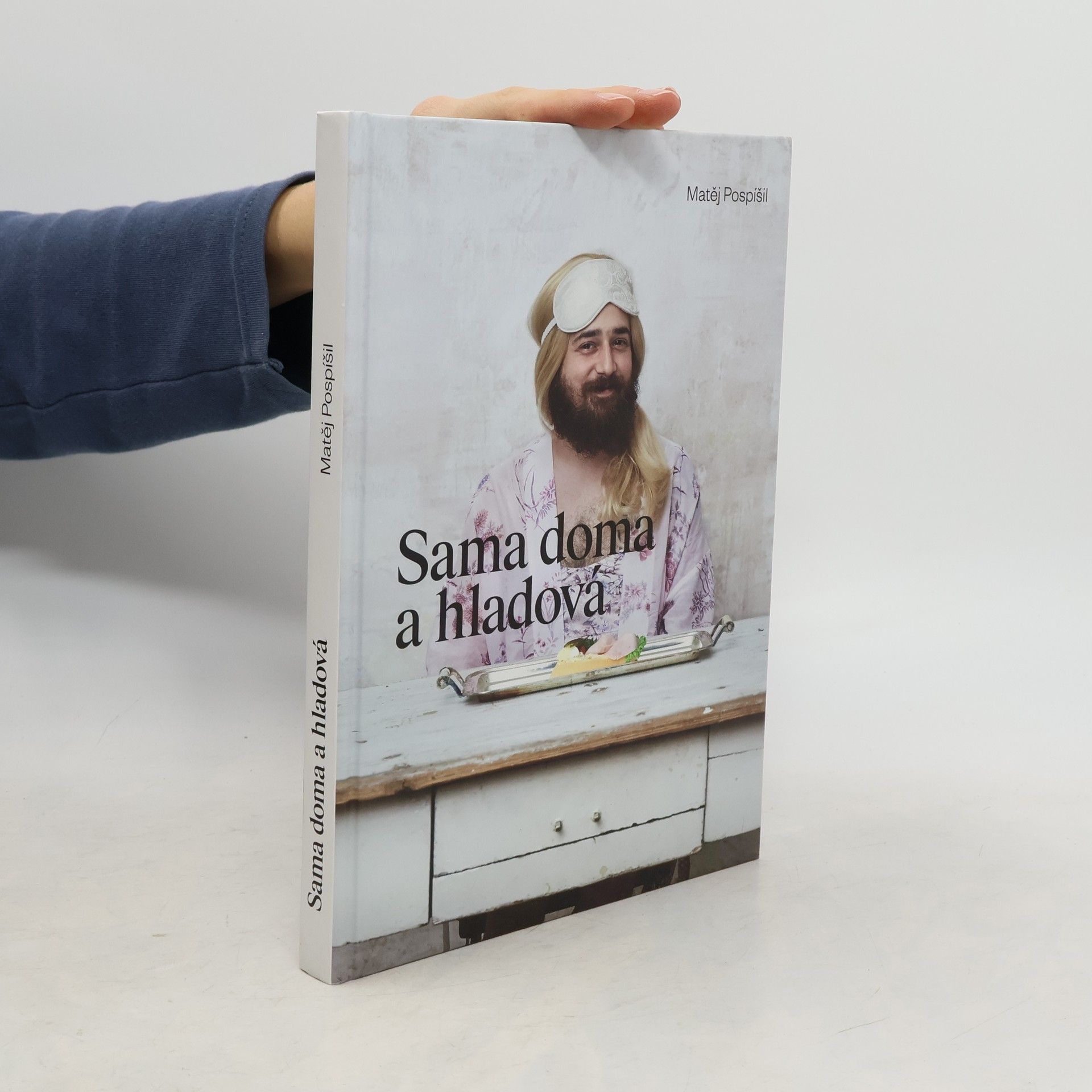 Sama doma a hladová