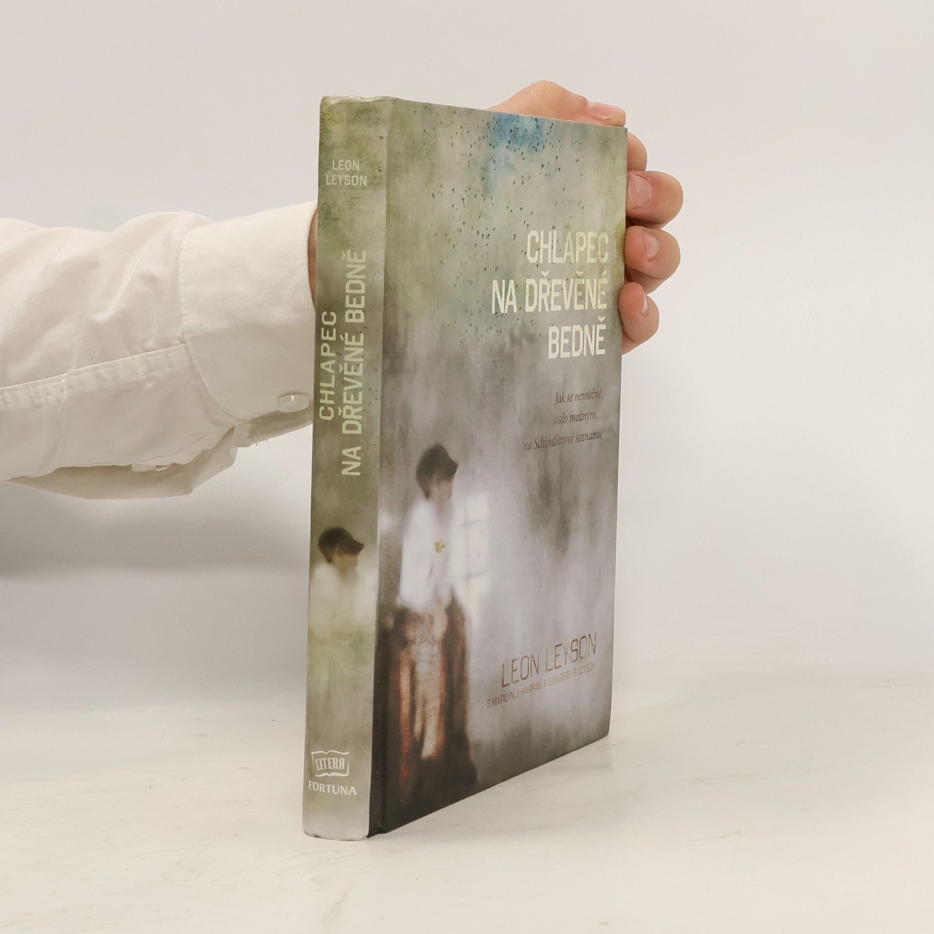 Leon Leyson Chlapec na dřevěné bedně