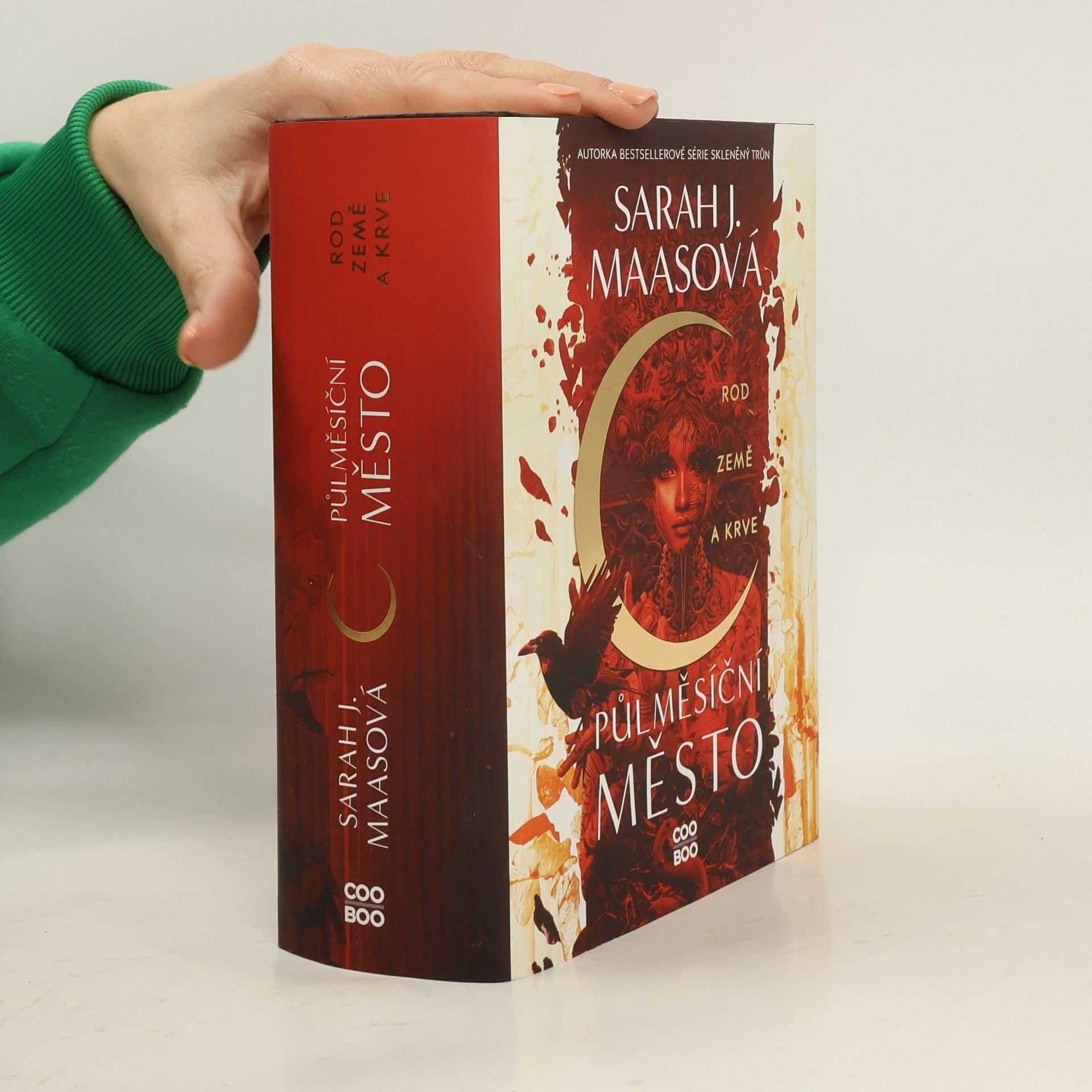 Sarah J. Maas Půlměsíční město. Rod země a krve