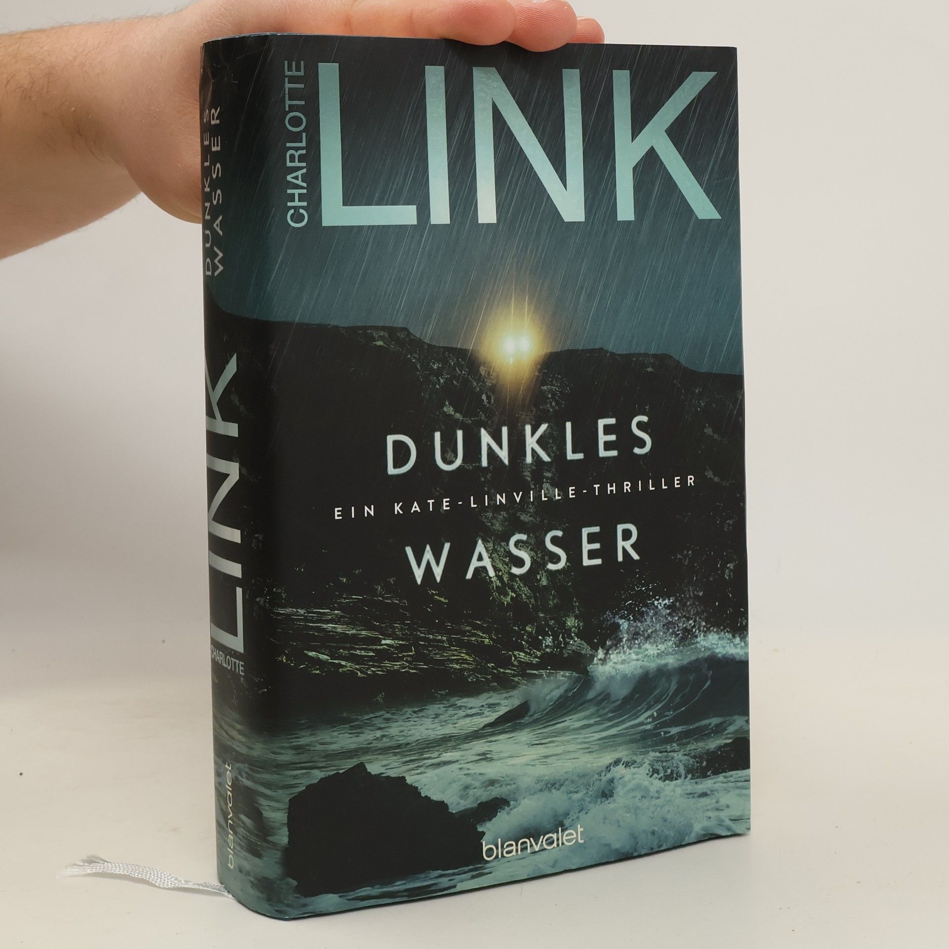 Dunkles Wasser