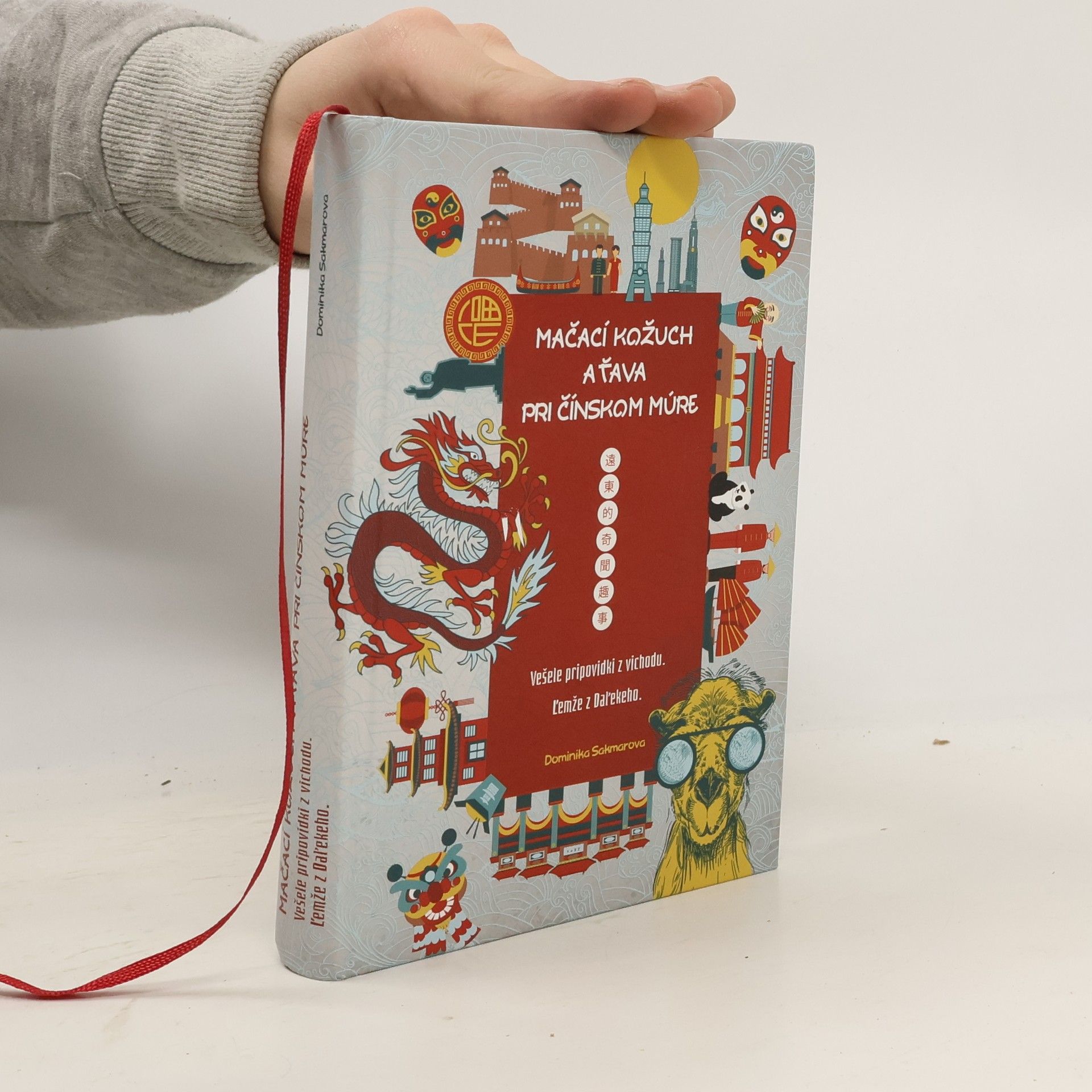 Mačací kožuch a ťava pri Čínskom múre