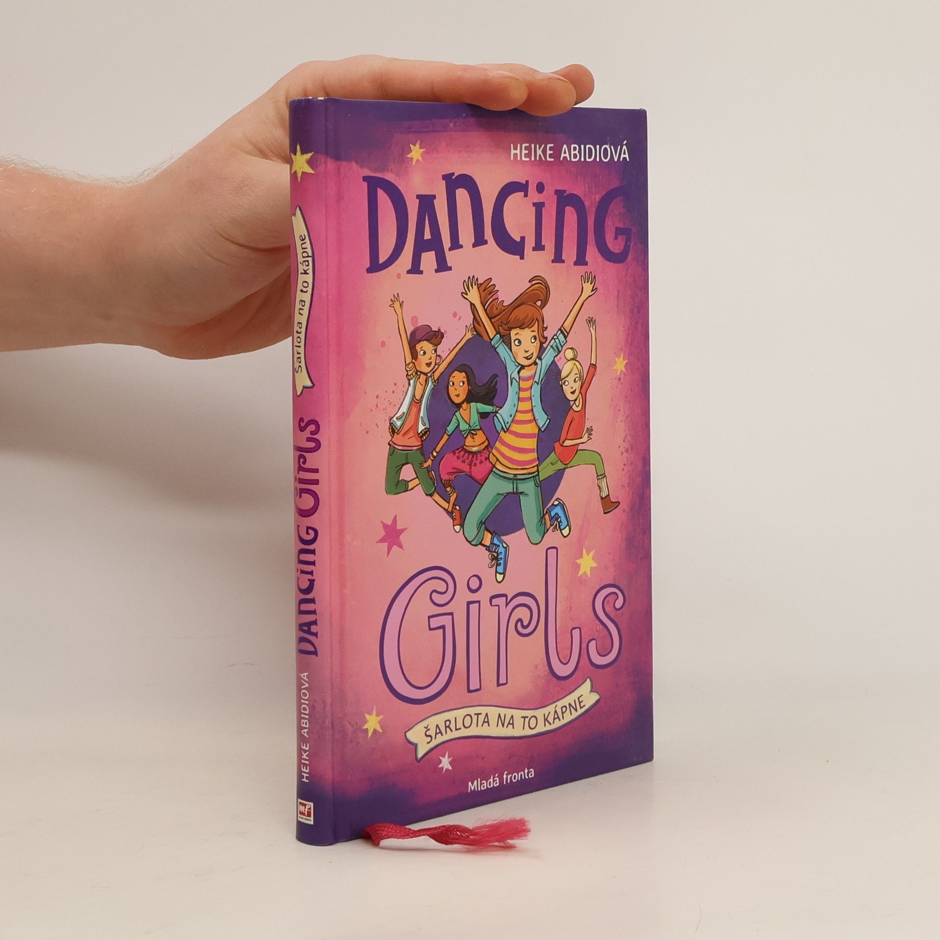 Dancing Girls. Šarlota na to kápne.