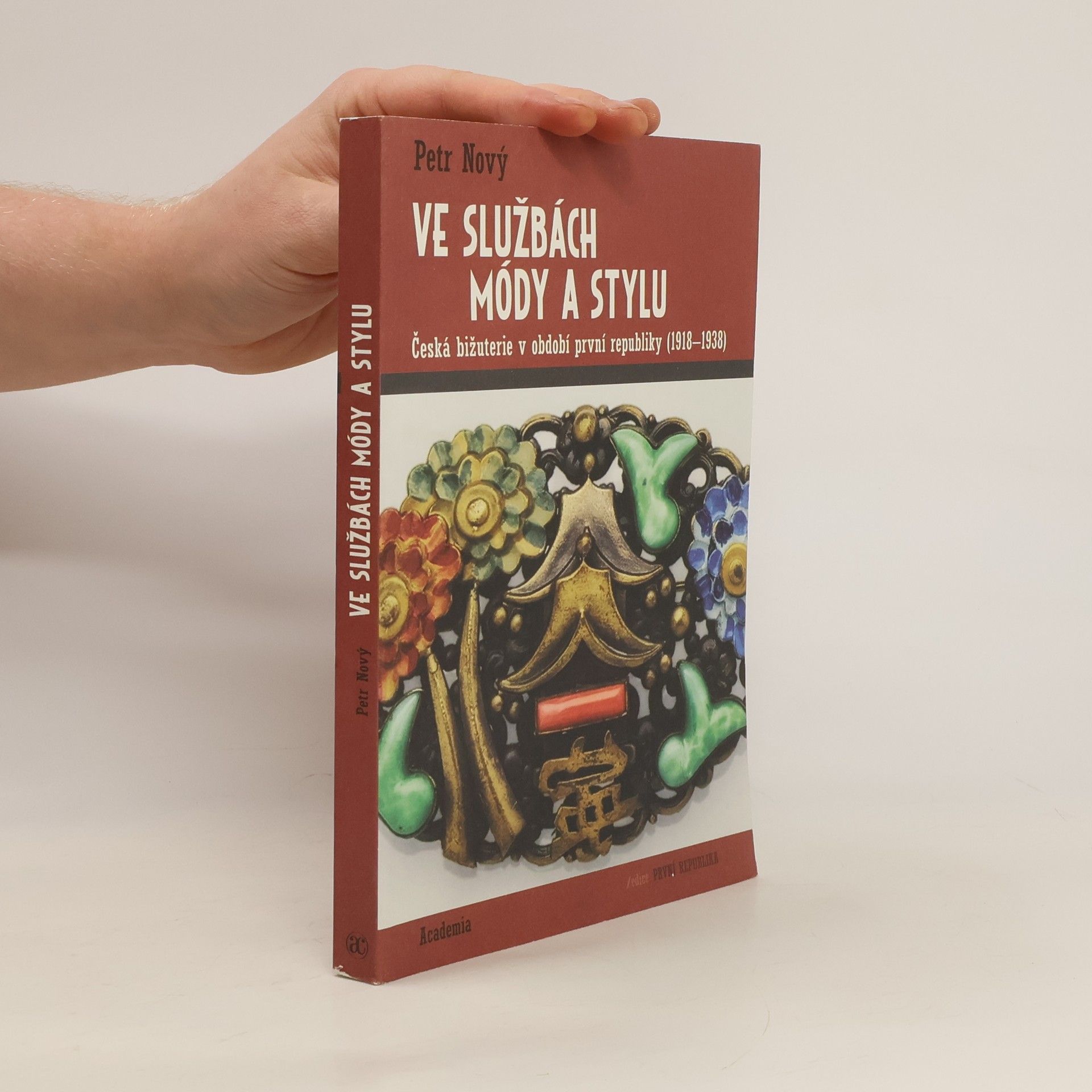 Petr Nový Ve službách módy a stylu. česká bižuterie v období první republiky (1918-1938)