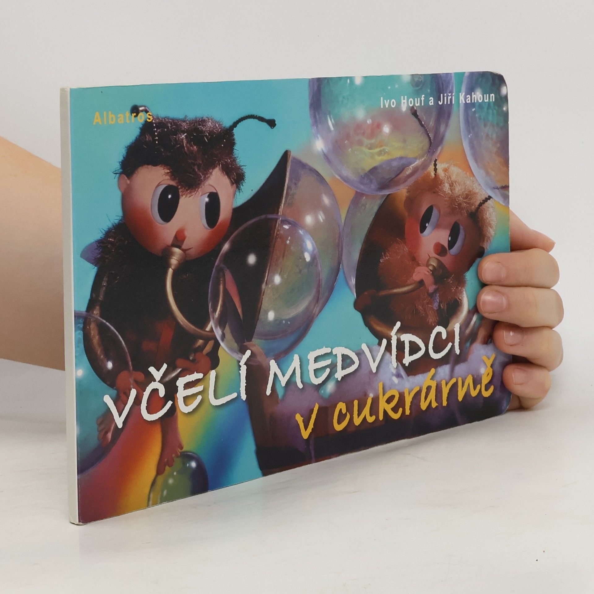 Včelí medvídci v cukrárně