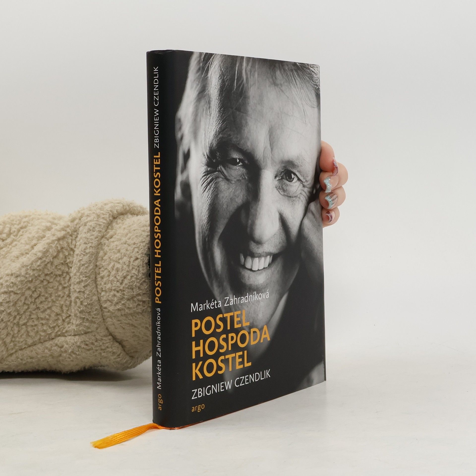 Postel, hospoda, kostel