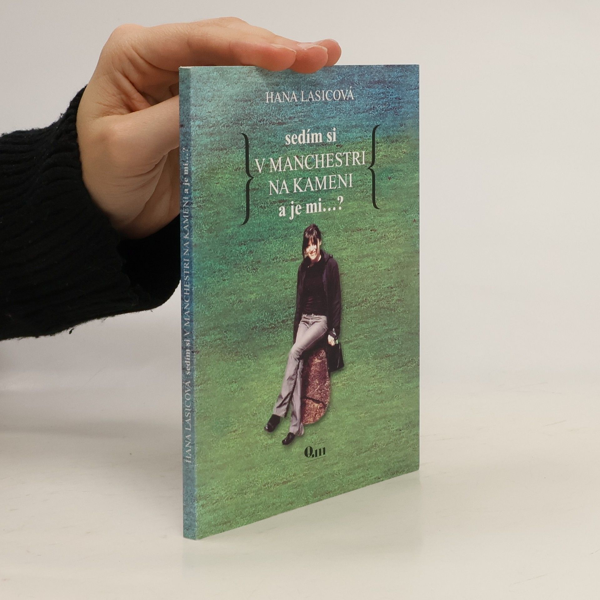 Sedím si v Manchestri na kameni a je mi...?