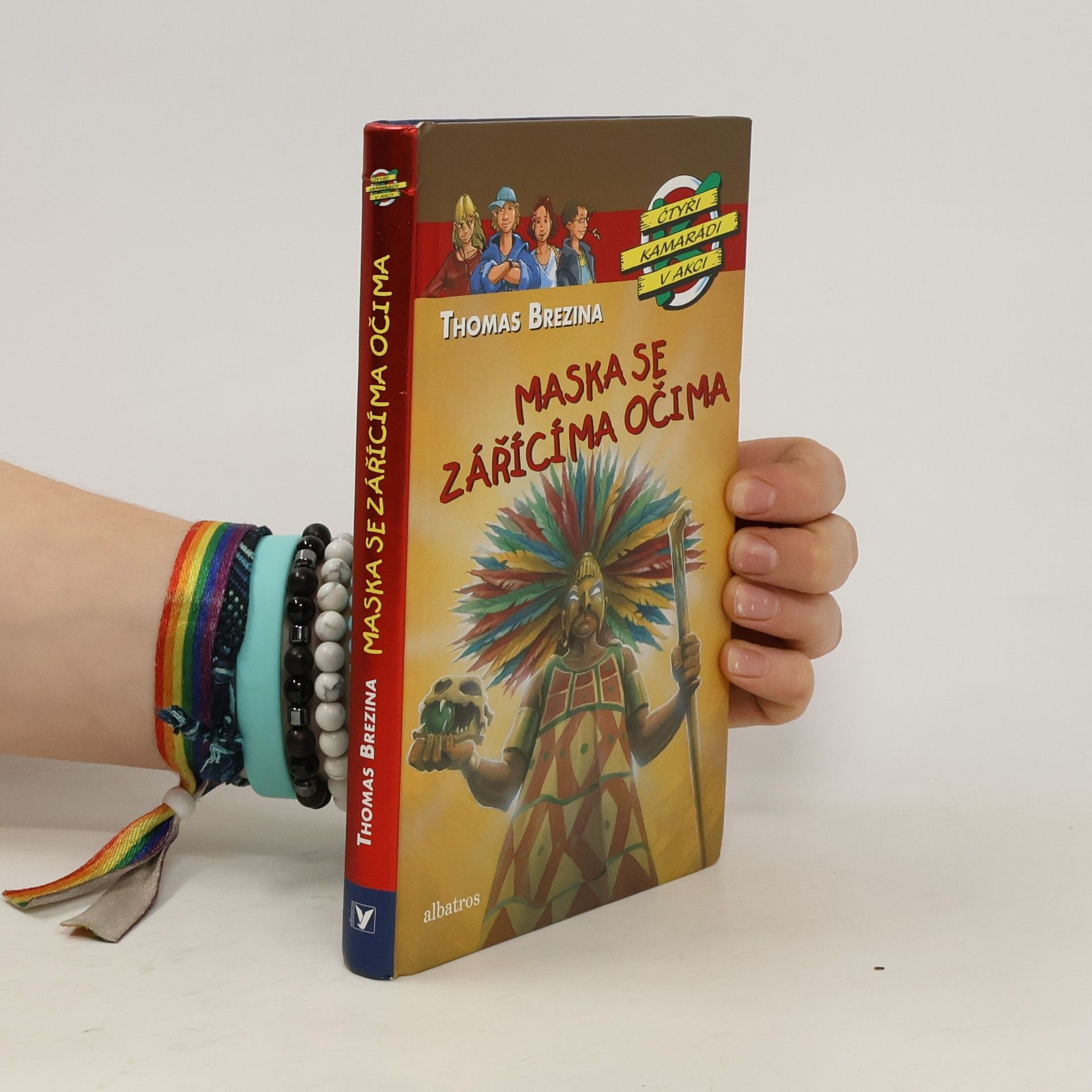 Čtyři kamarádi v akci. Maska se zářícíma očima