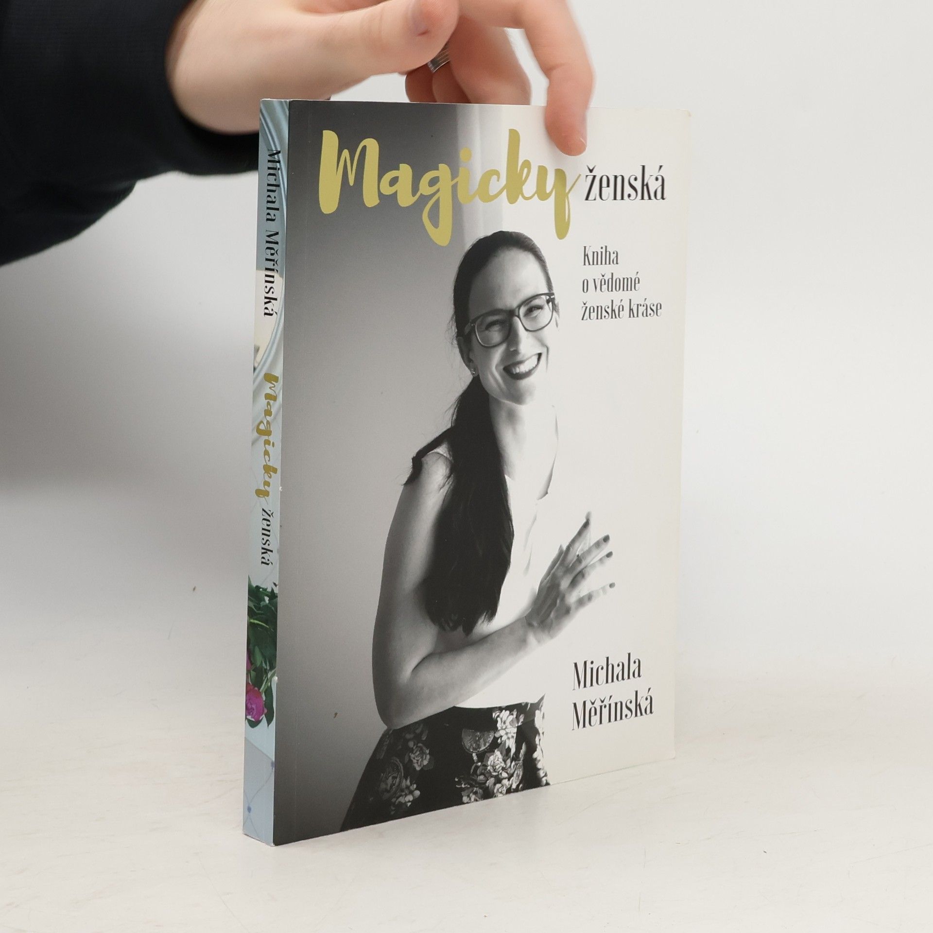 Magicky ženská. Kniha o vědomé ženské kráse.