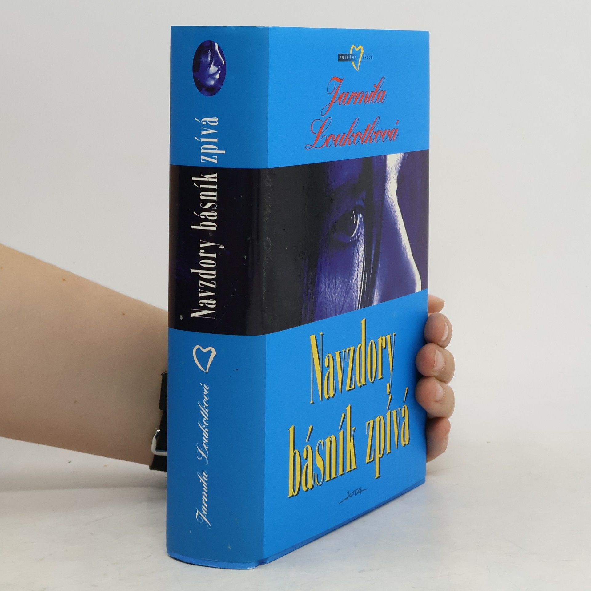 Jarmila Loukotková Navzdory básník zpívá