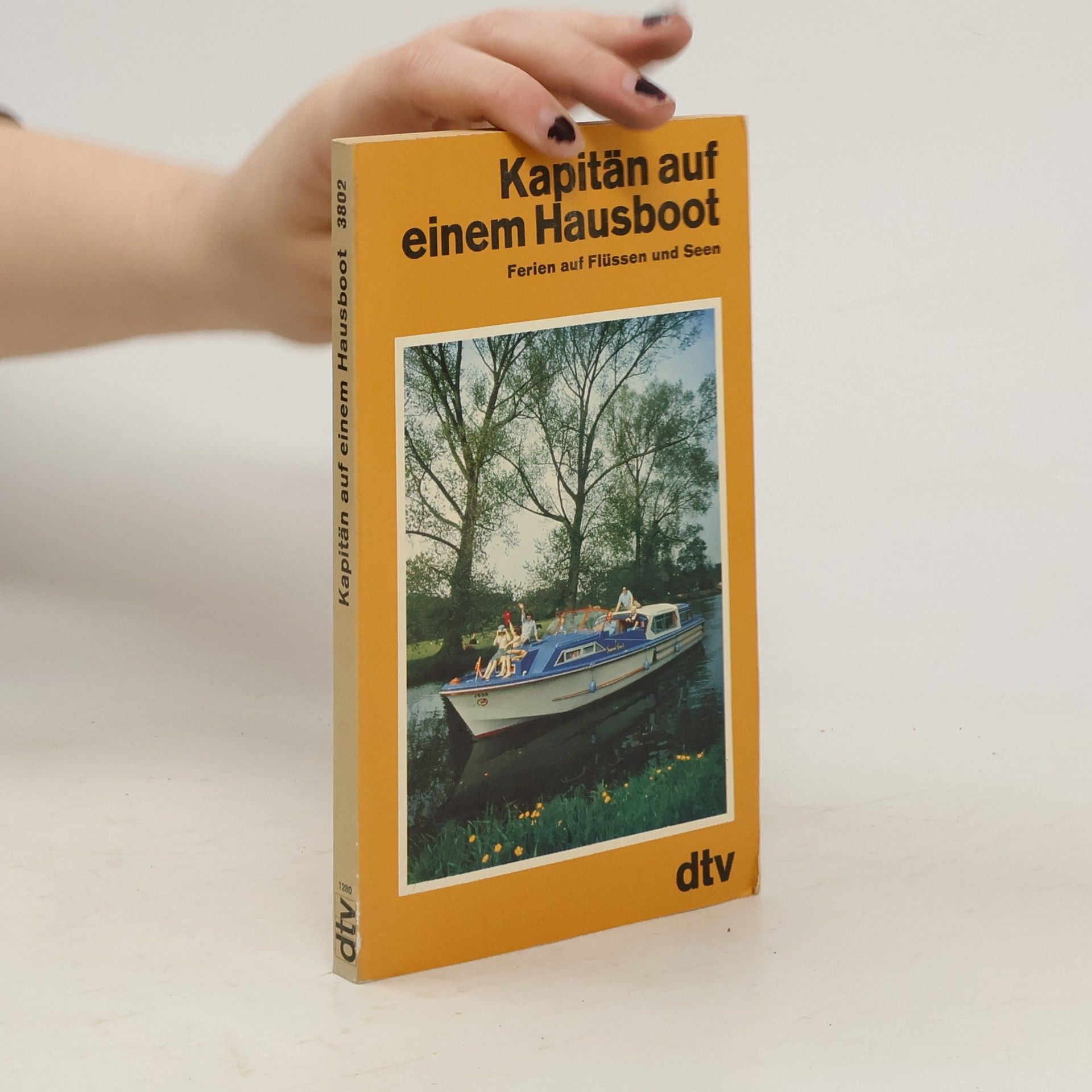 Kapitän auf einem Hausboot