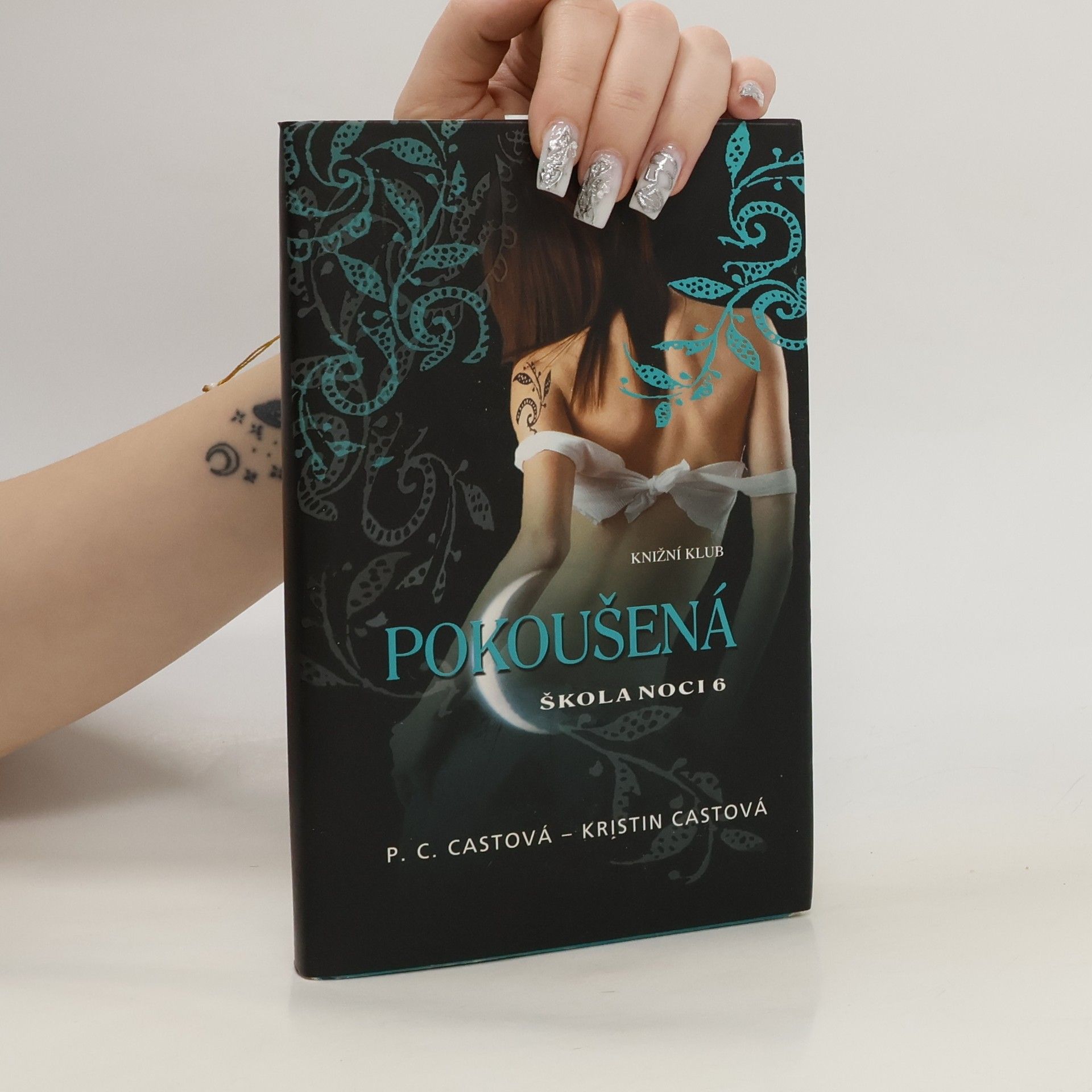 P. C. Cast Škola noci. 6, Pokoušená