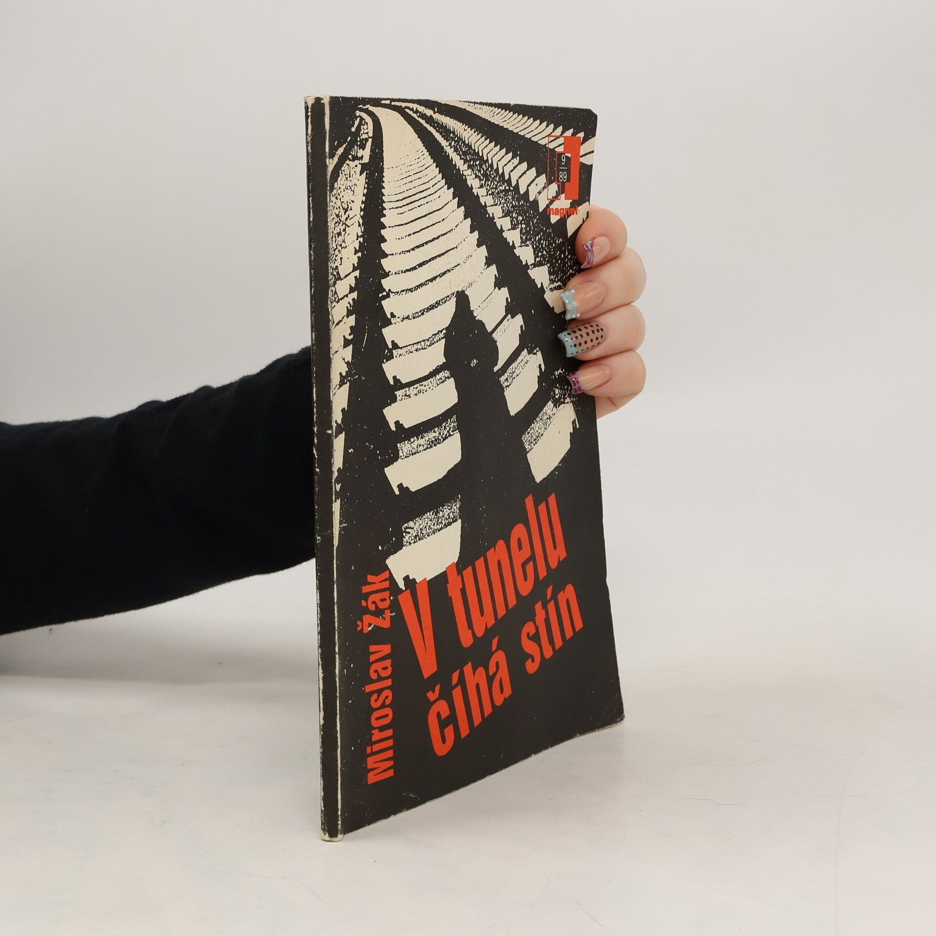 V tunelu číhá stín