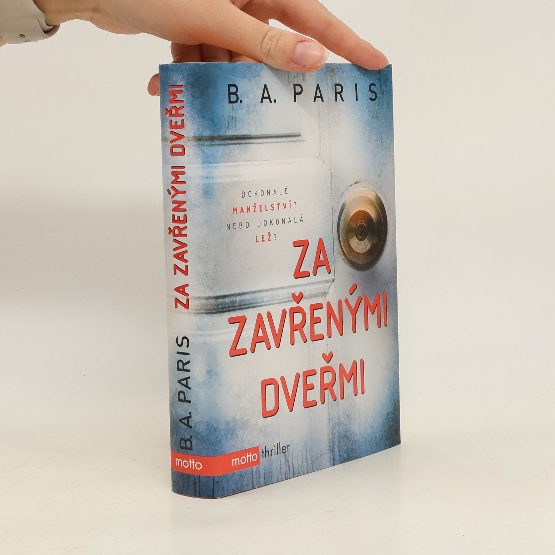 B. A. Paris Za zavřenými dveřmi