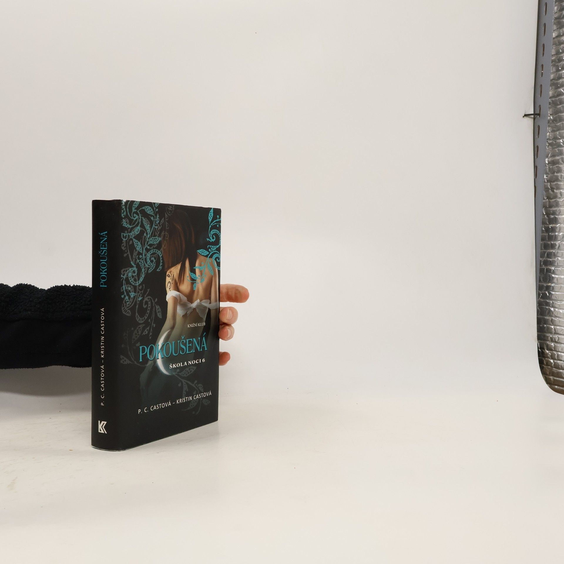 P. C. Cast Škola noci. 6, Pokoušená