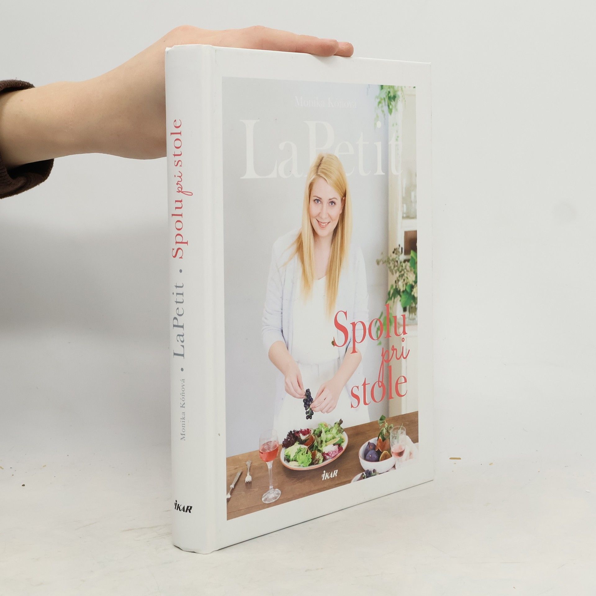 Monika Kóňová La Petit - spolu pri stole