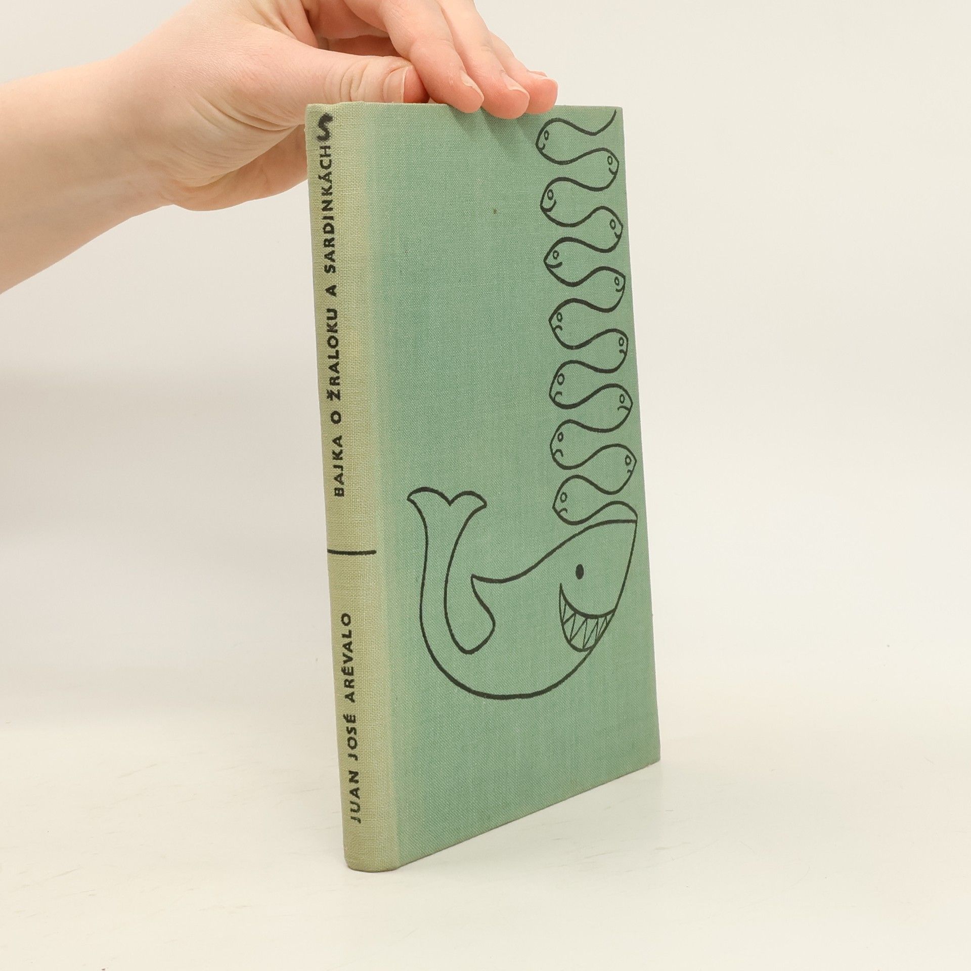 Juan José Arévalo Bajka o žraloku a sardinkách.