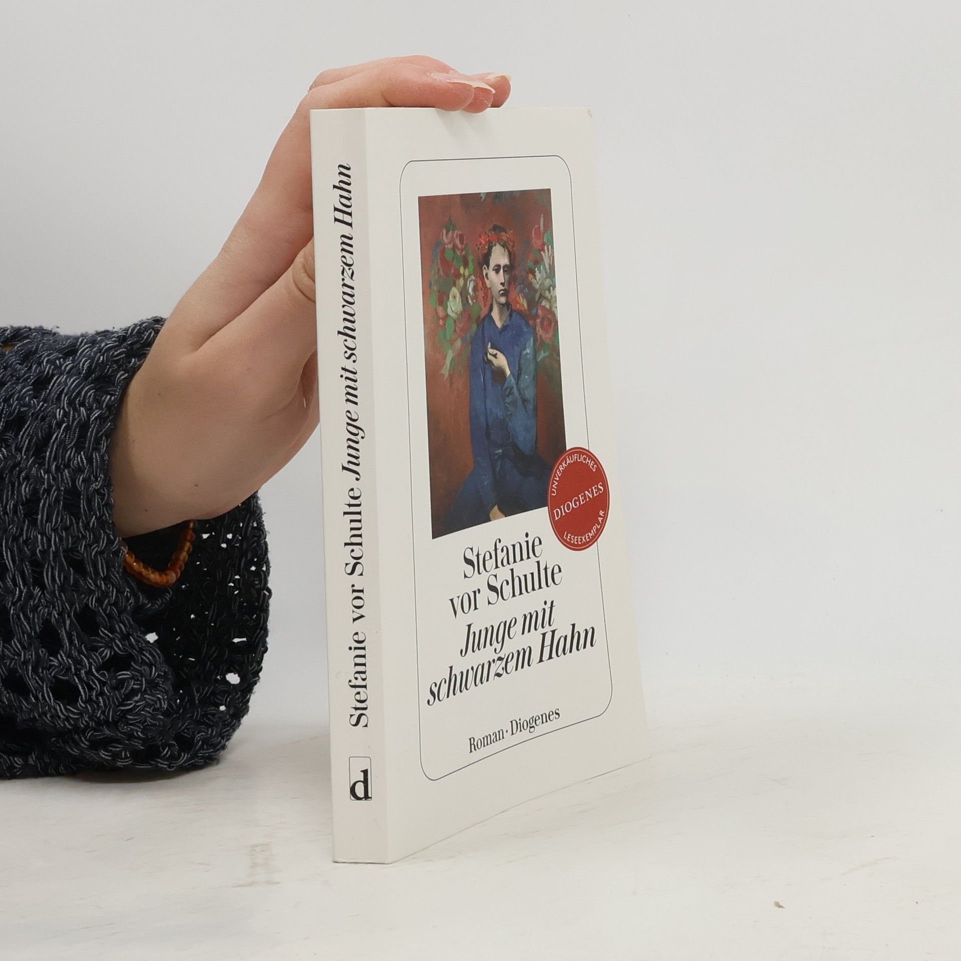 Junge mit schwarzem Hahn