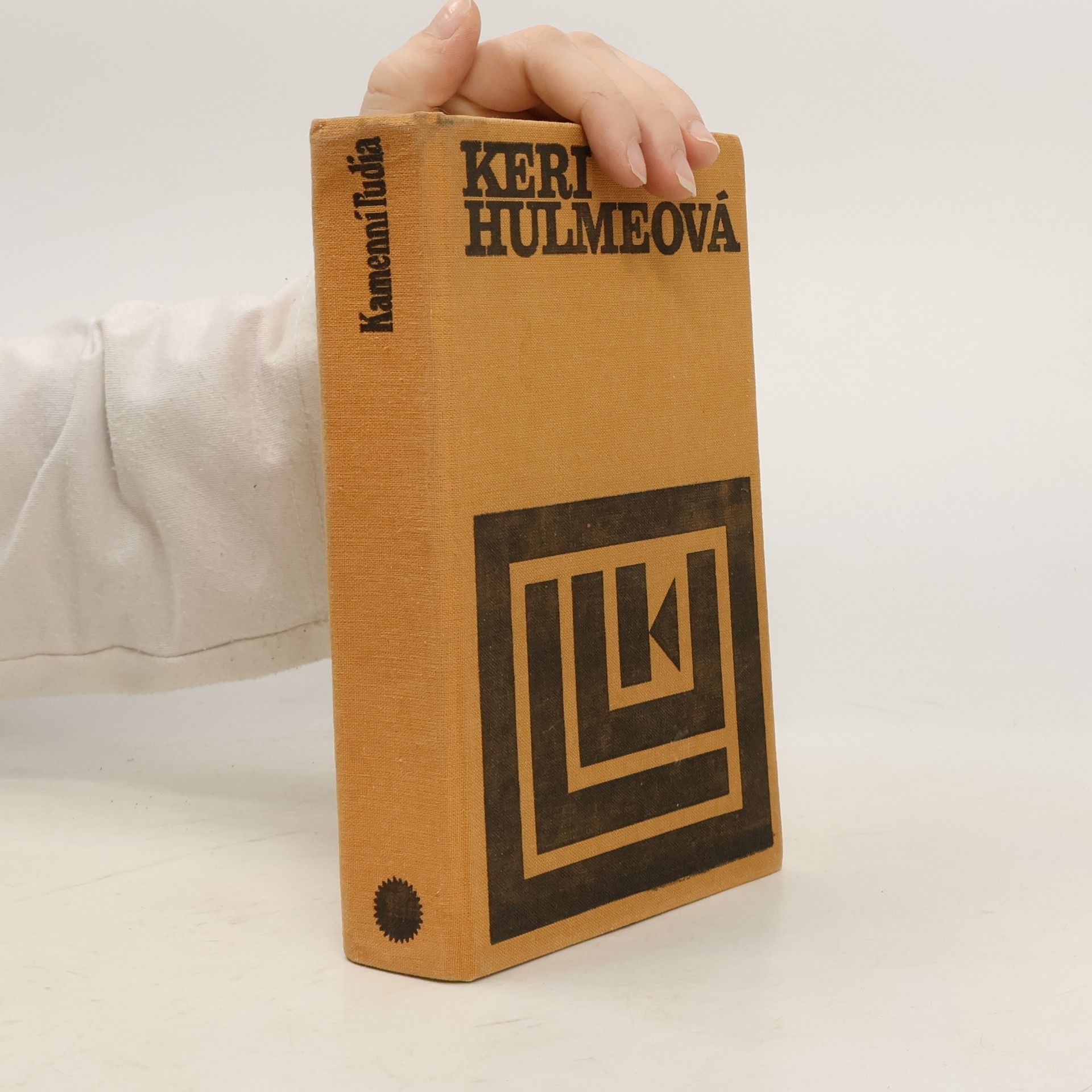 Keri Hulme Kamenní ľudia