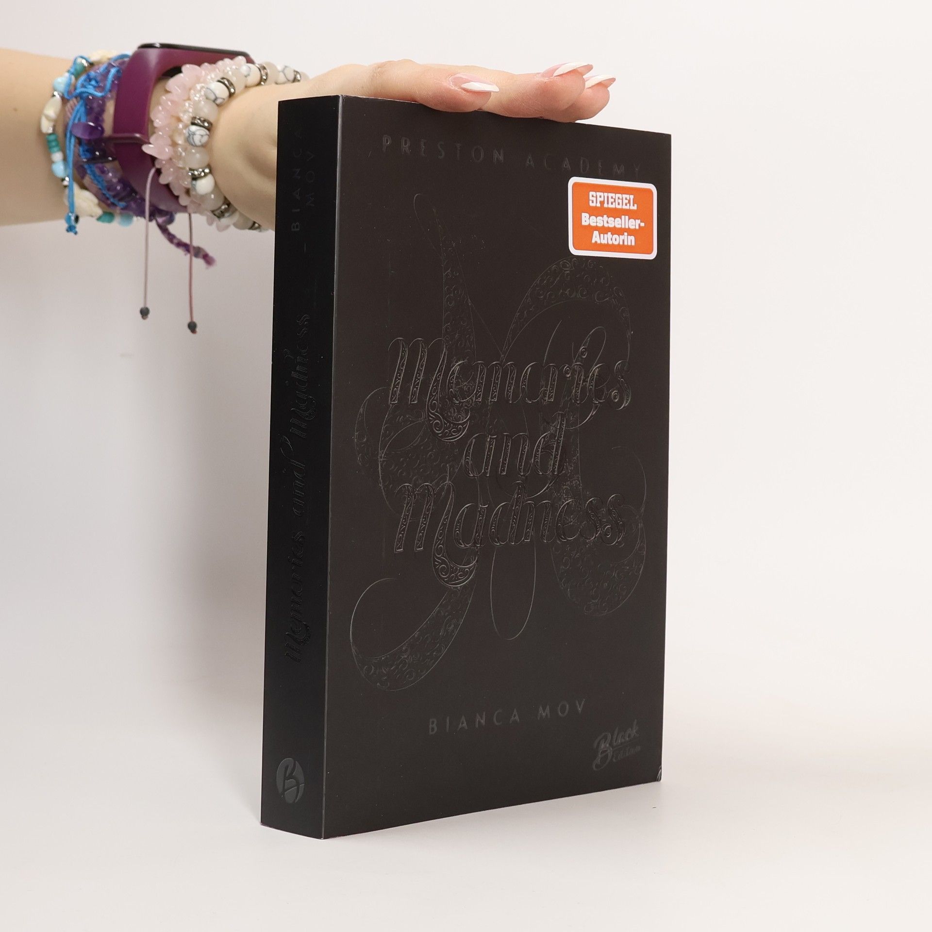 Memories and Madness. Mit wunderschönem Farbschnitt