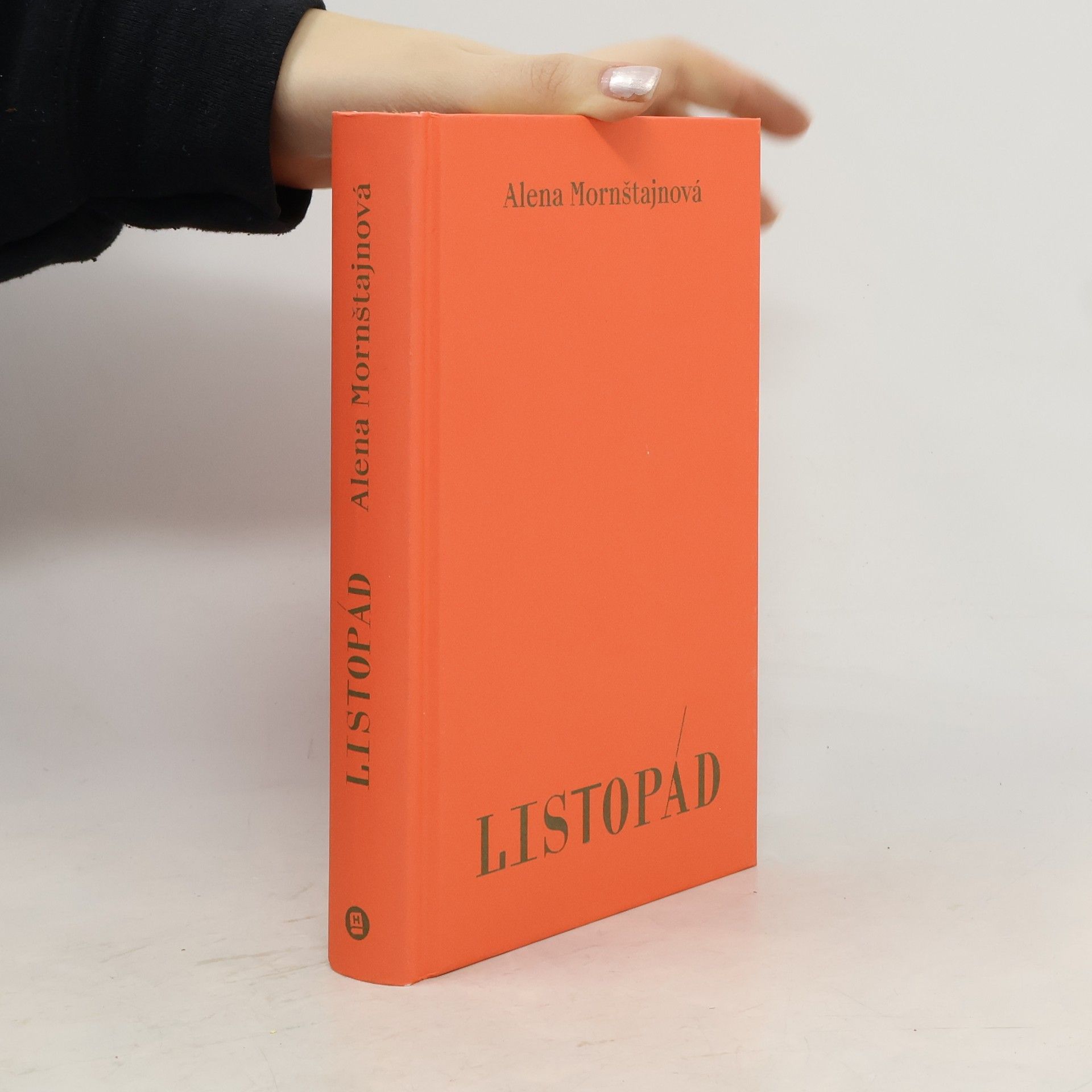 Alena Mornštajnová Listopád