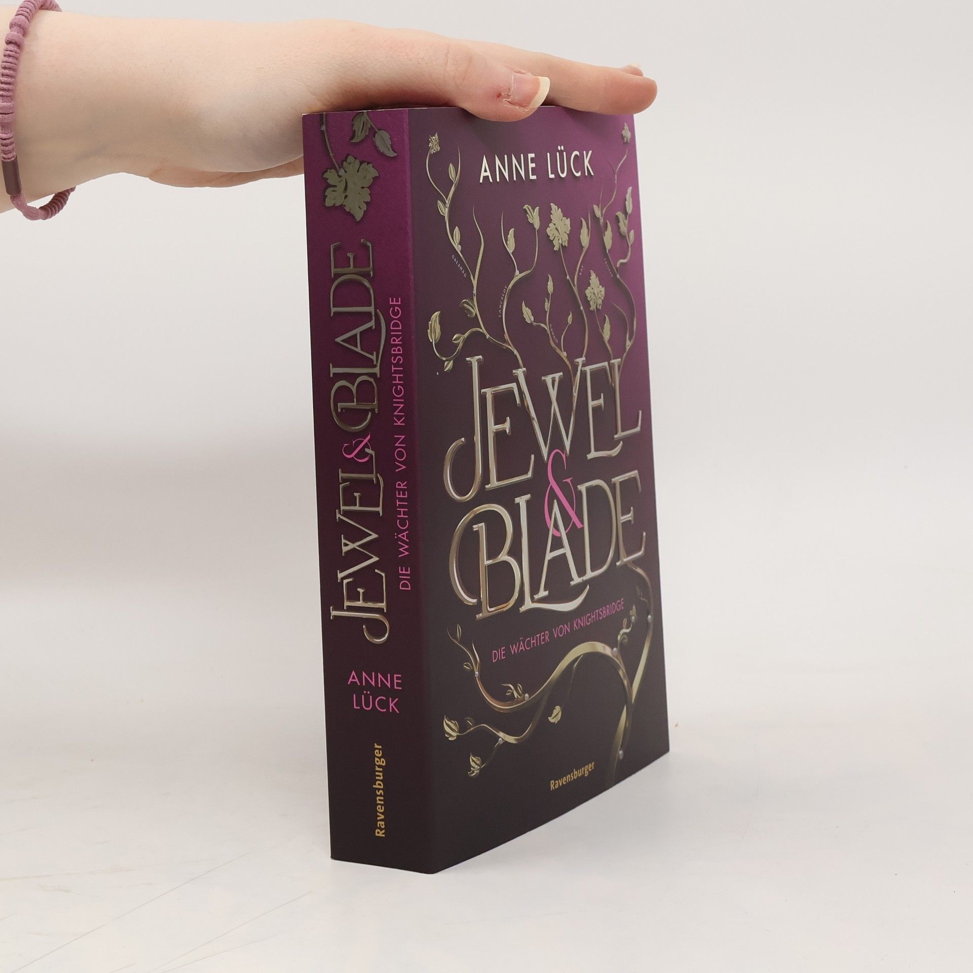 Anne Lück Jewel & Blade, Band 1: Die Wächter von Knightsbridge (Von der SPIEGEL-Bestseller-Autorin von "Silver & Poison" Limitierte Auflage mit dreiseitigem Farbschnitt)