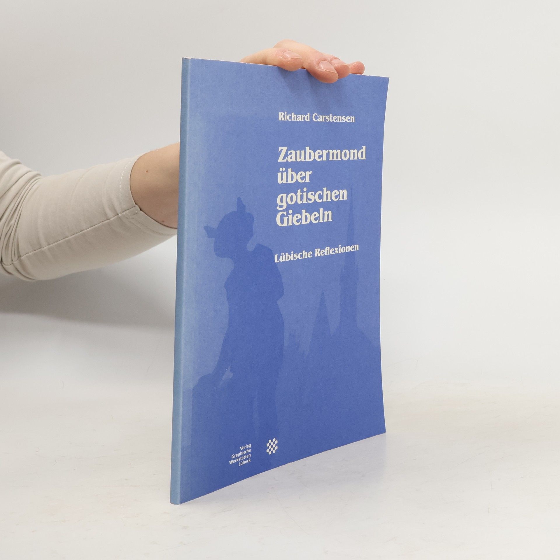 Zaubermond über gotischen Giebeln