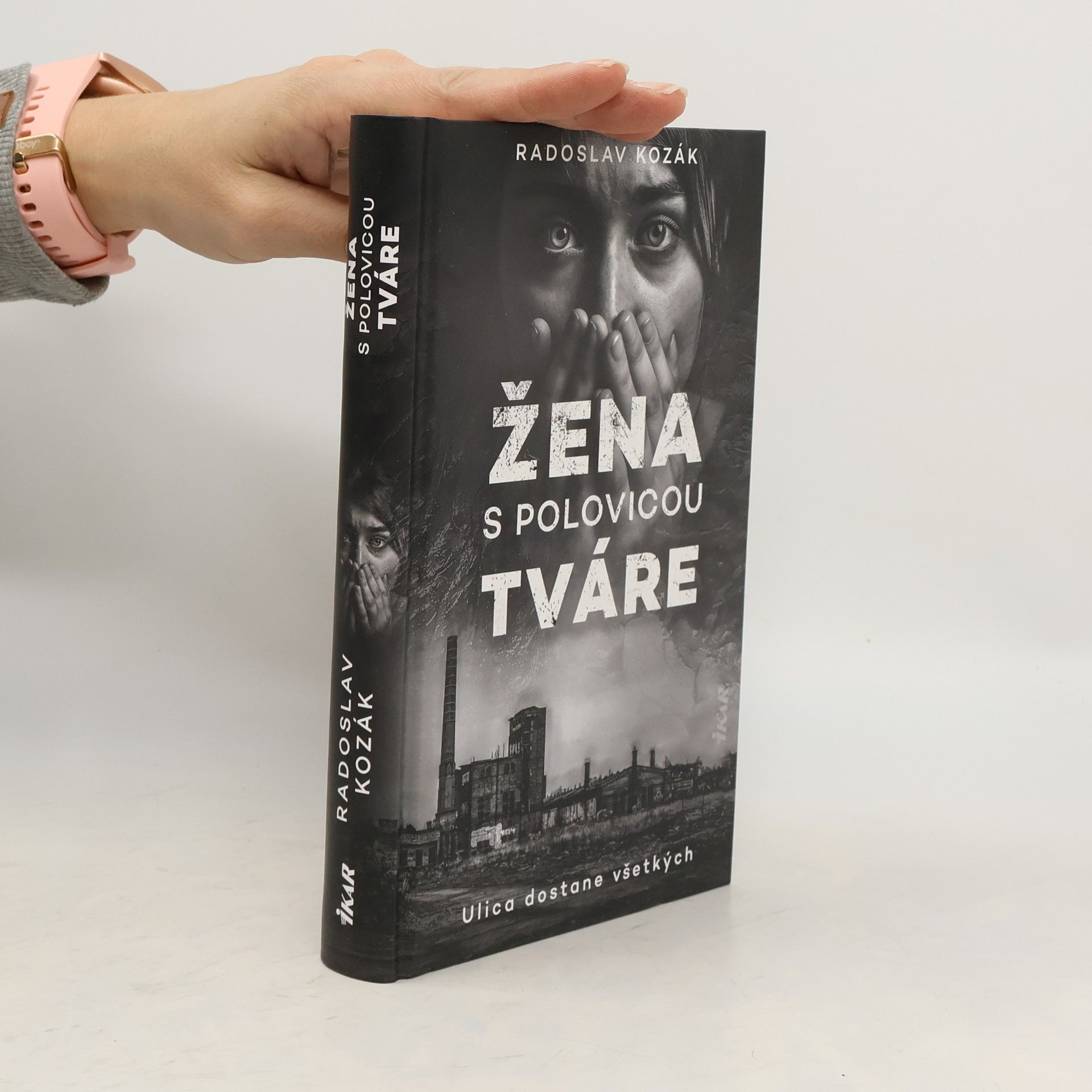 Žena s polovicou tváre