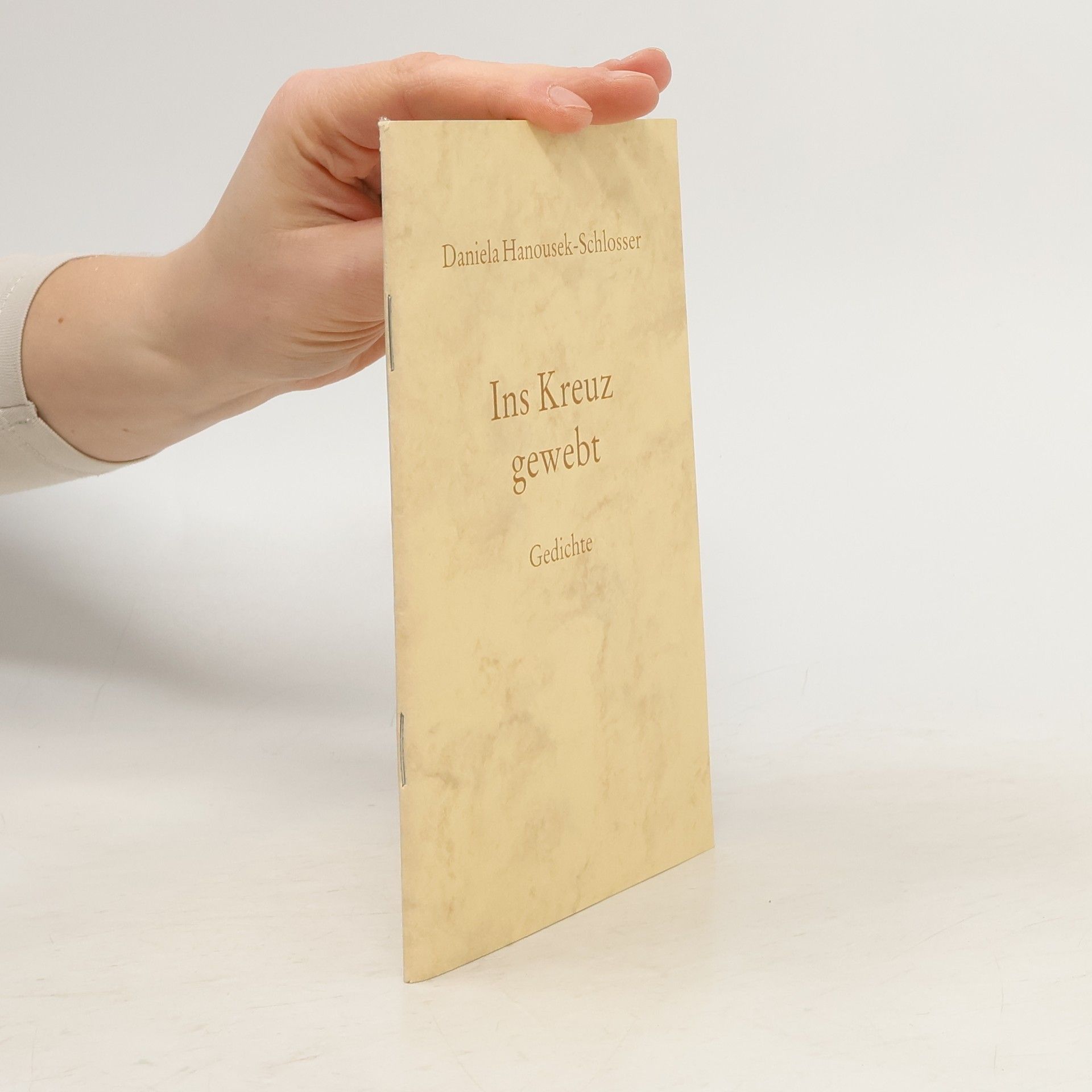 Daniela Hanousek-Schlosser Ins Kreuz gewebt. Gedichte