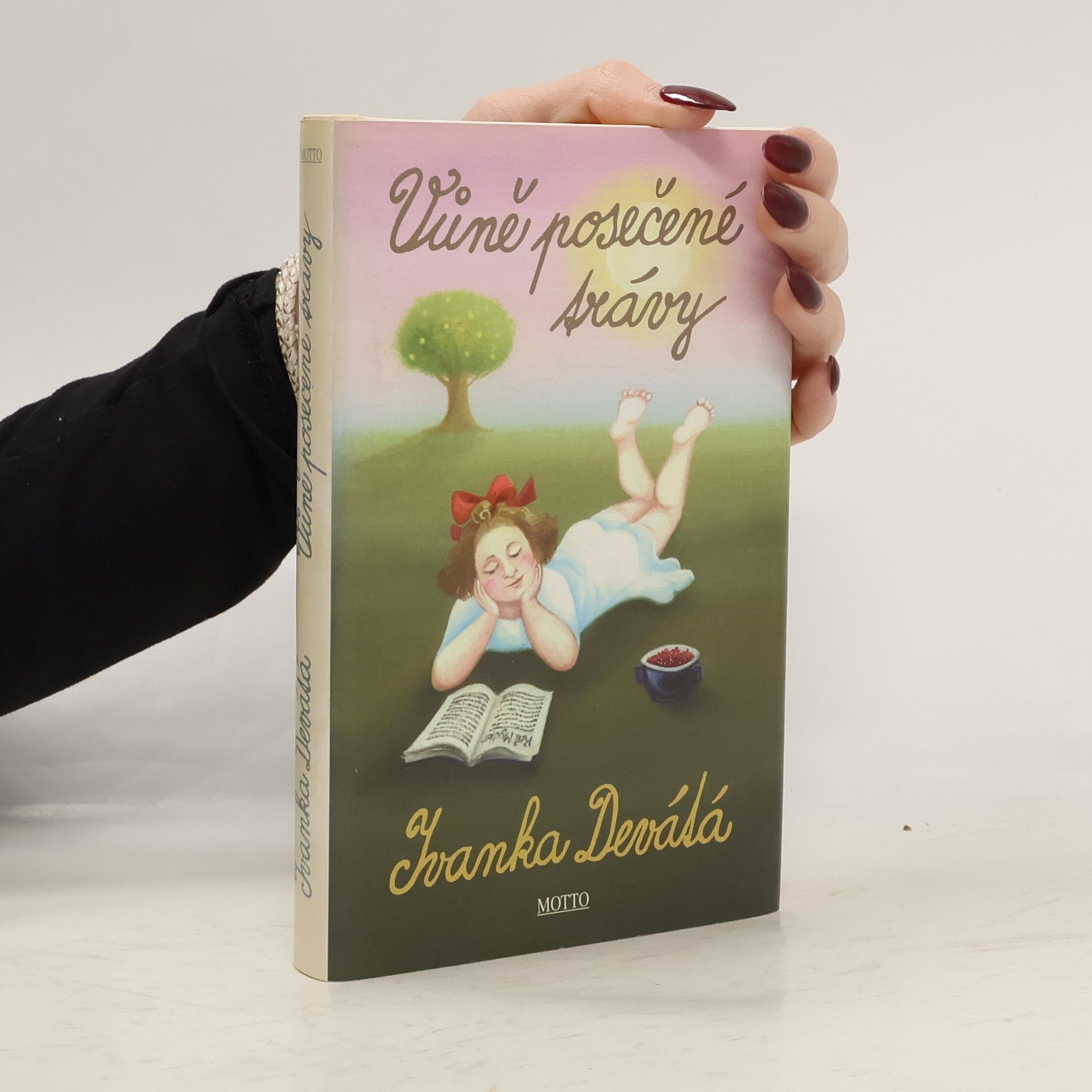 Vůně posečené trávy