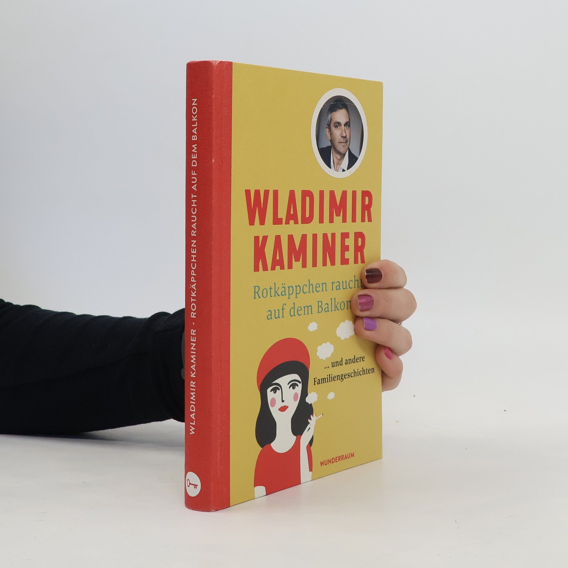 Rotkäppchen raucht auf dem Balkon