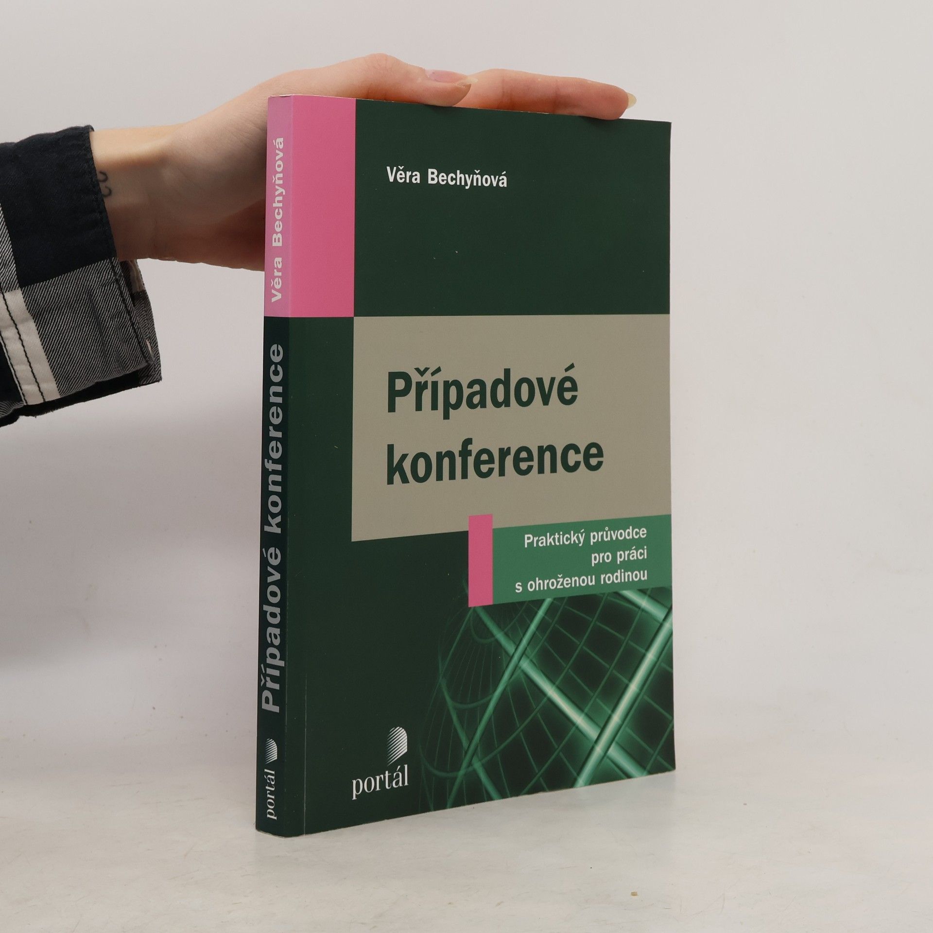 Věra Bechyňová Případové konference : praktický průvodce pro práci s ohroženou rodinou