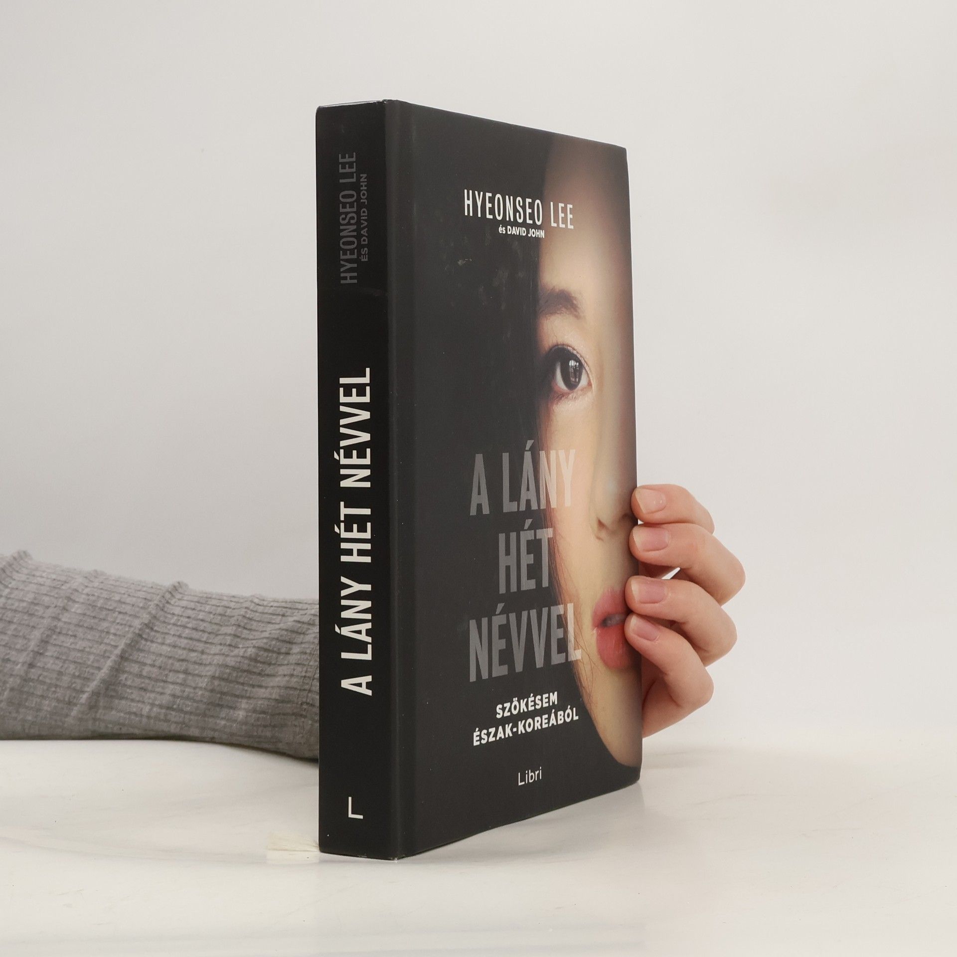 A lány hét névvel